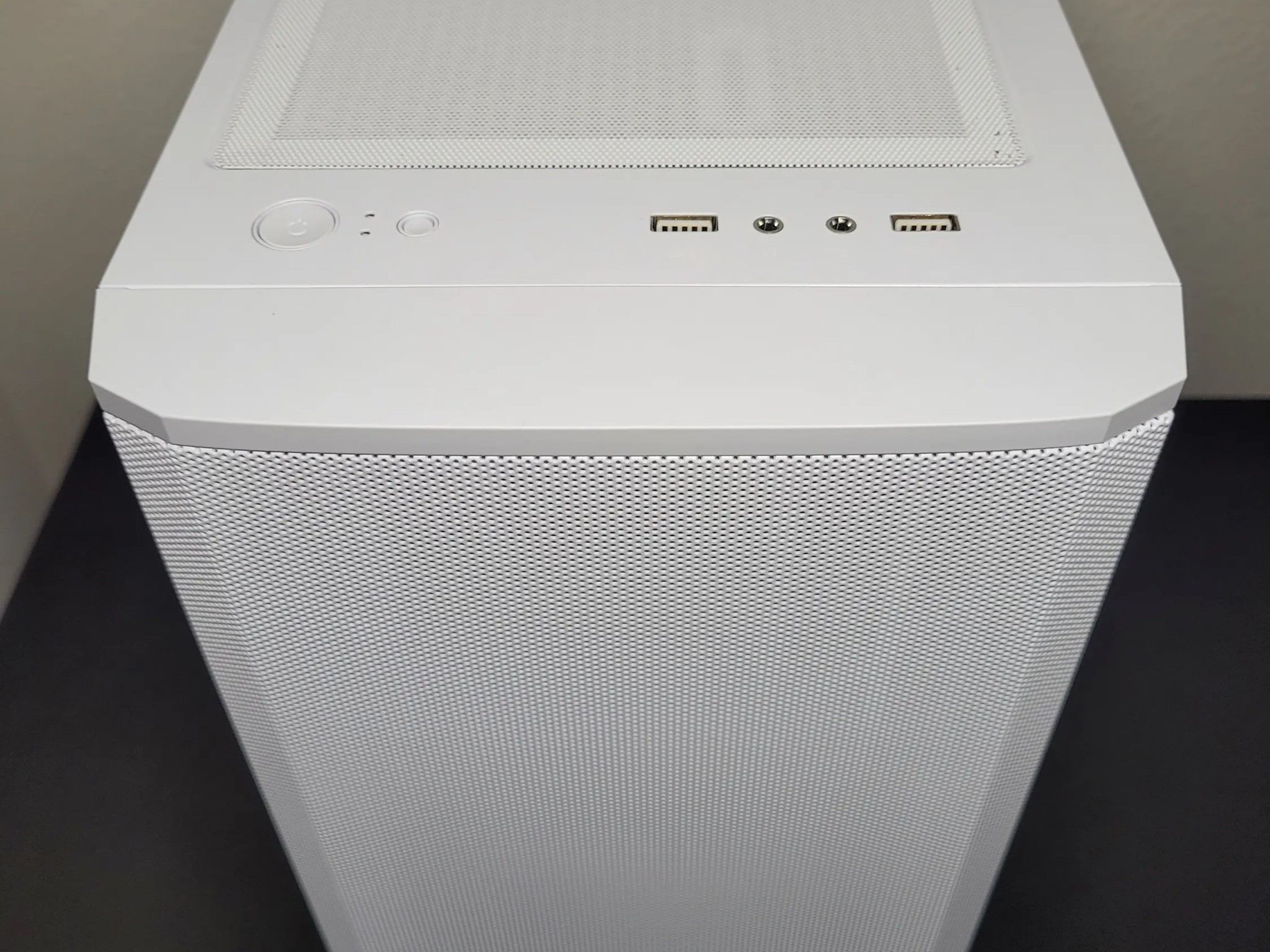 Entry White Gaming PC // Ryzen 7 1700 // GTX 1060 6GB // 16GB DDR4 // 1TB SSD // WI-FI