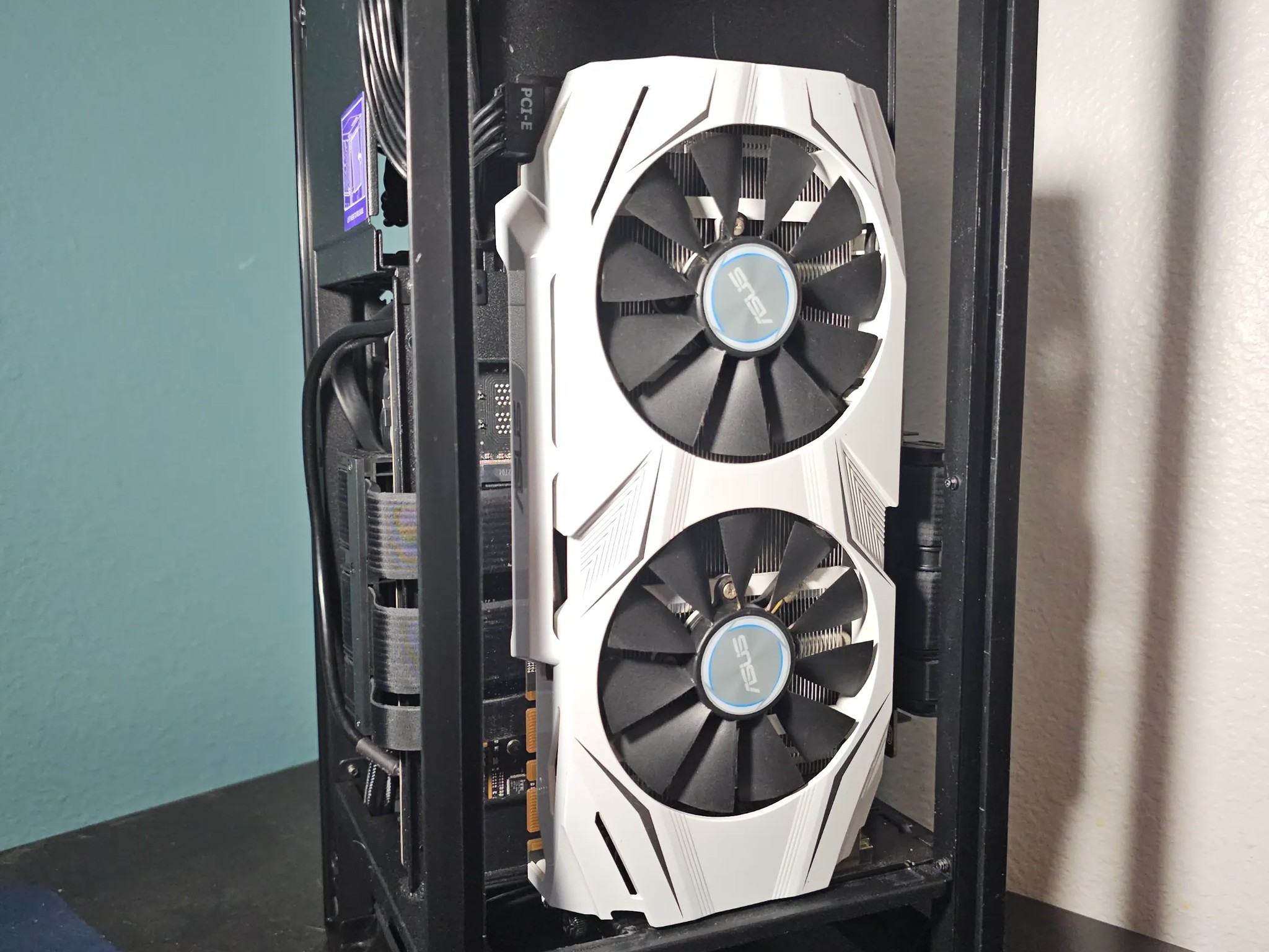 ITX White / i7 8700k / GTX 1070 8GB / 16GB DDR4 / 1TB SSD / Wi-Fi + BT / Watercooled