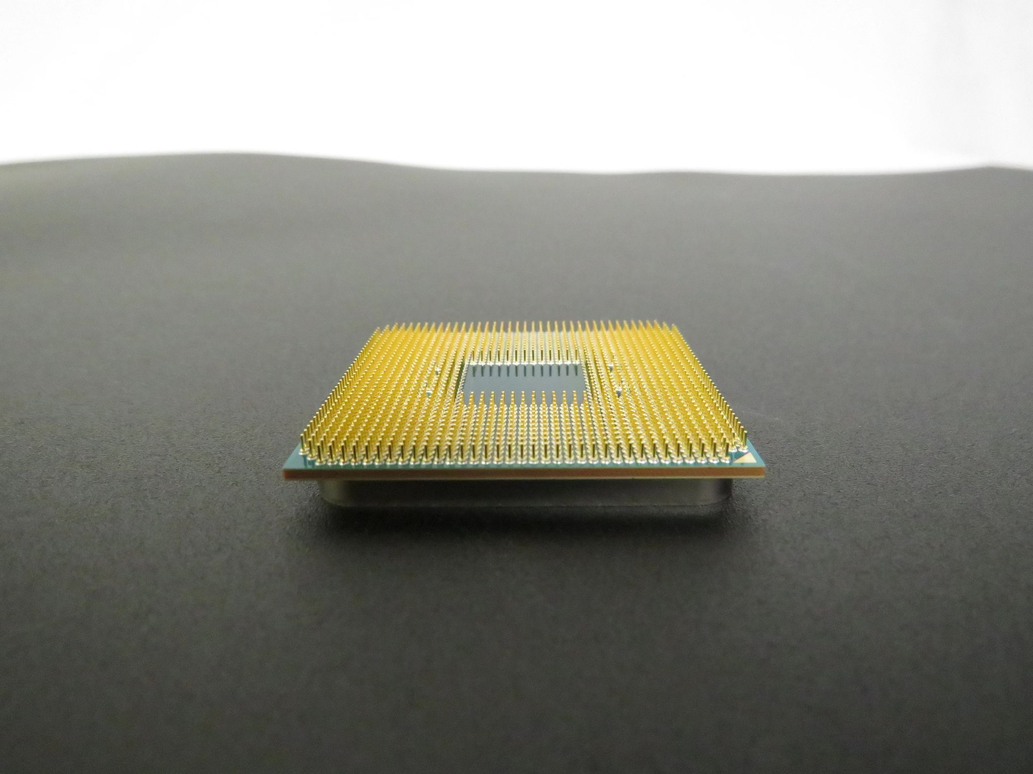 Used Athlon 200GE 2 Cores 4 threads AM4 w/integrated Raedon graphics
