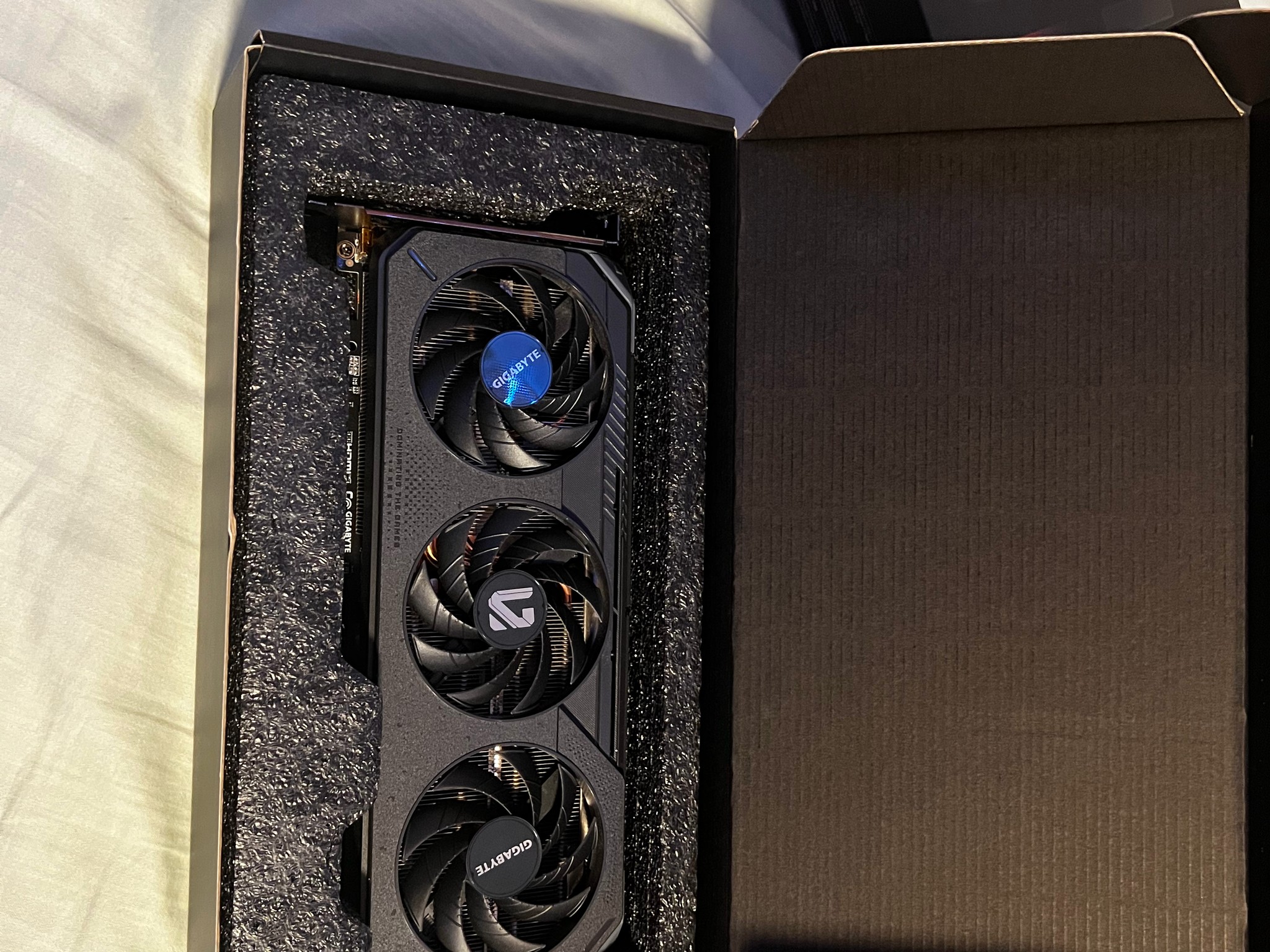 gigabyte 9060xt 8gb like new