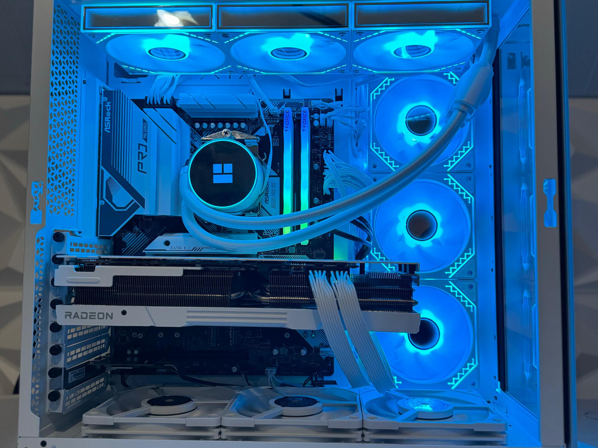 “WHITE WOLF” RX 7900 XTX, AMD Ryzen 7 7800X3D, 32GB DDR5, 2TB NVME