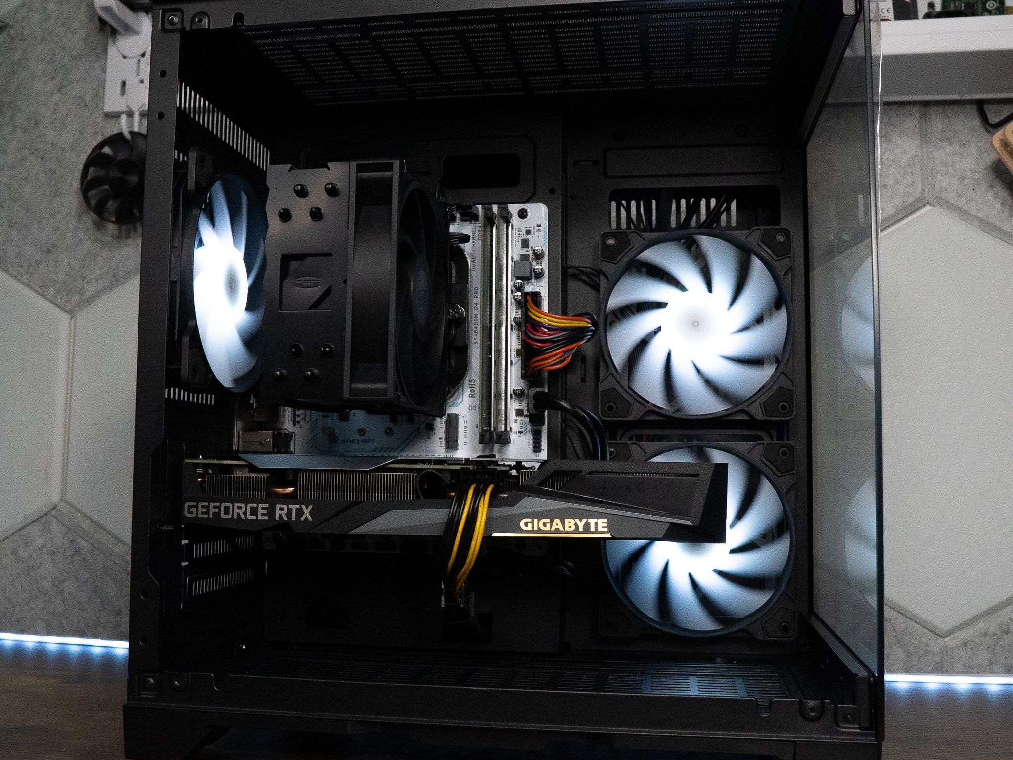 🌌🛰️ | GIGABYTE RTX 3060 12GB | RYZEN 7 2700X | 16GB DDR4 RAM | 2TB | Y2K Hero SILVER