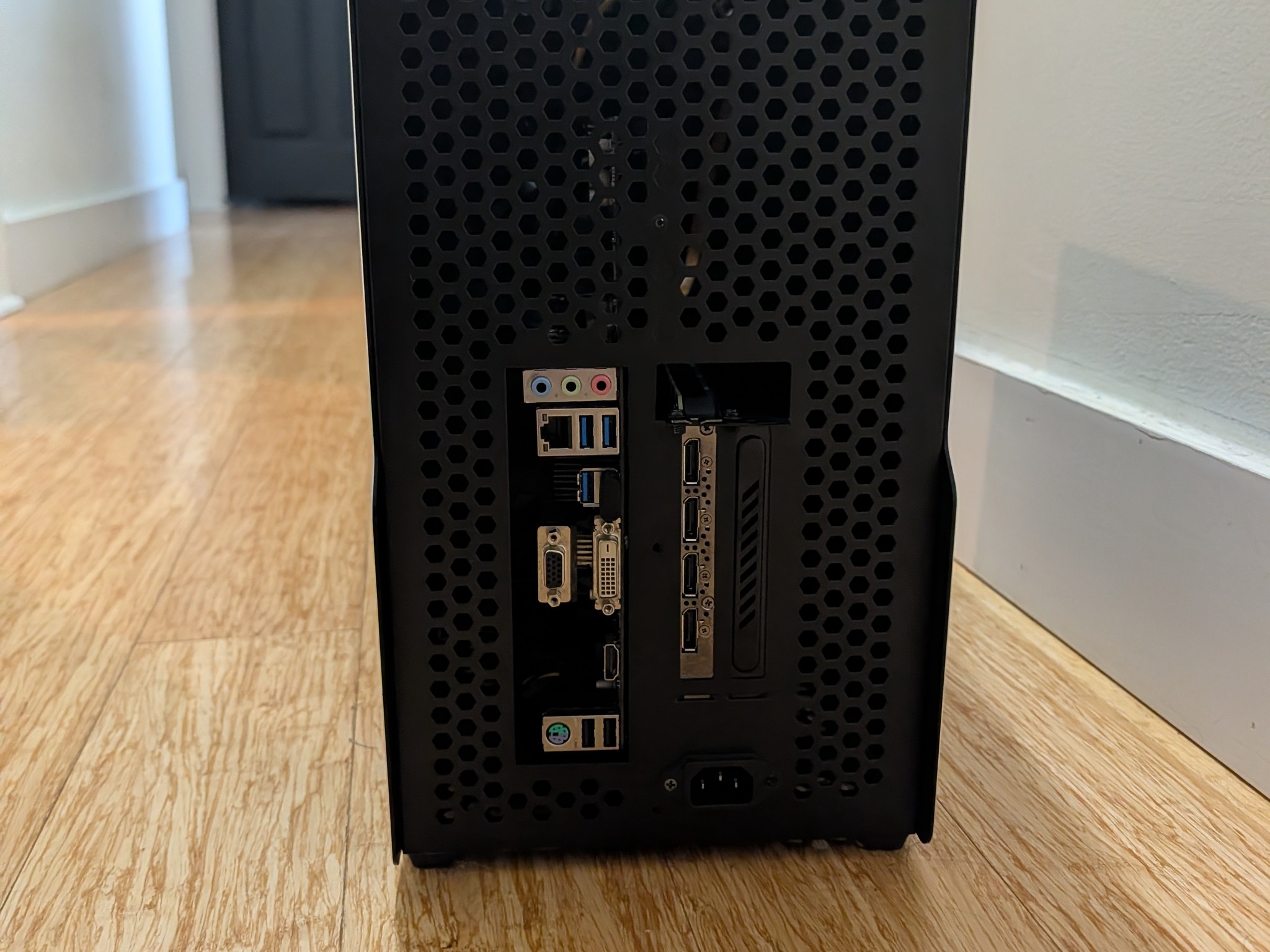 Custom Vertical GPU Gaming PC | Quadro M4000 | I7 4770T | 512GB SSD | 16GB |