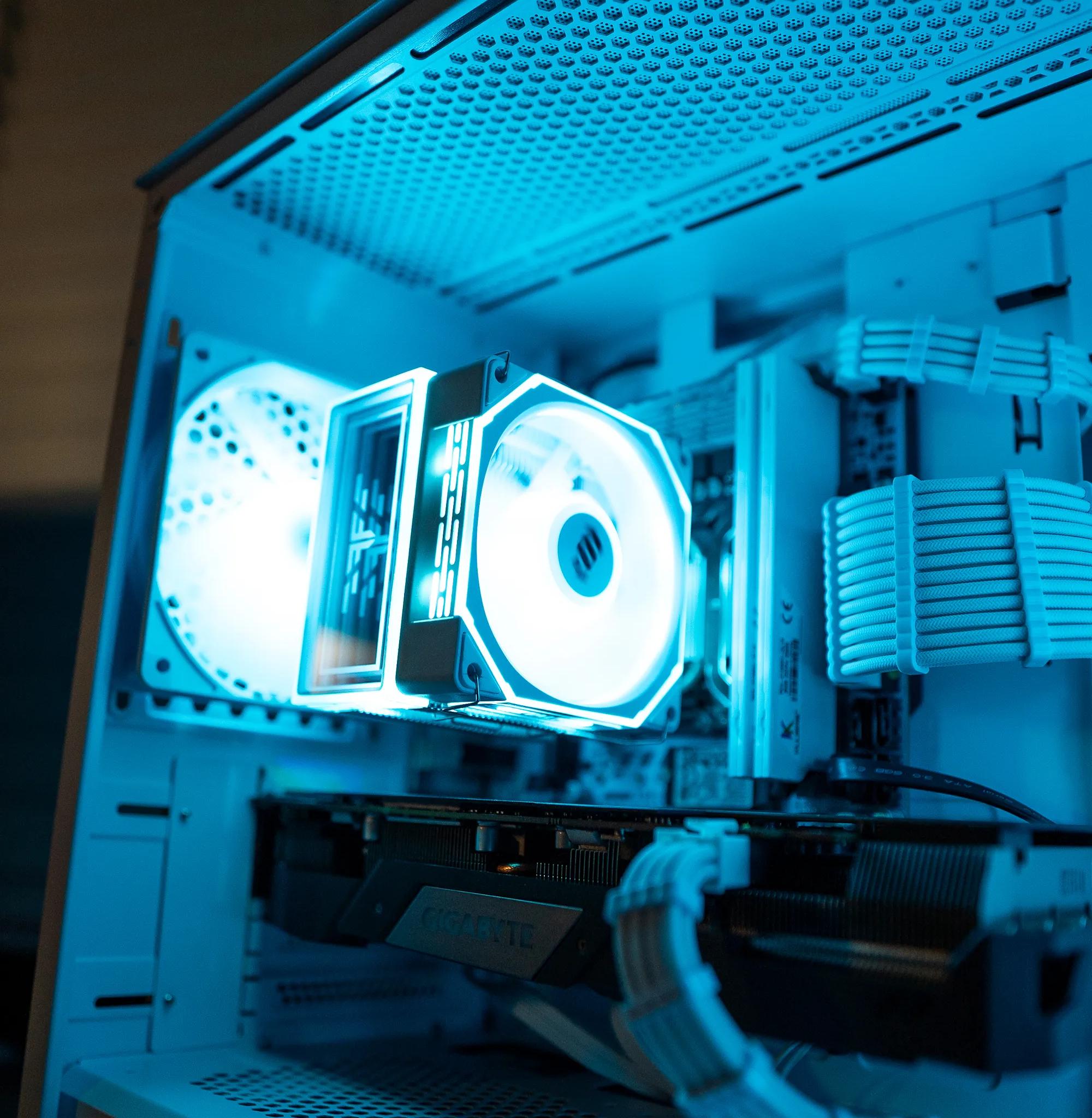 ❄️🌨 | RX 5600XT | INTEL XEON E5-2630 V4 | 16GB DDR4 RAM | 256GB NVME + 2TB HDD | Arctic Freeze 3.0