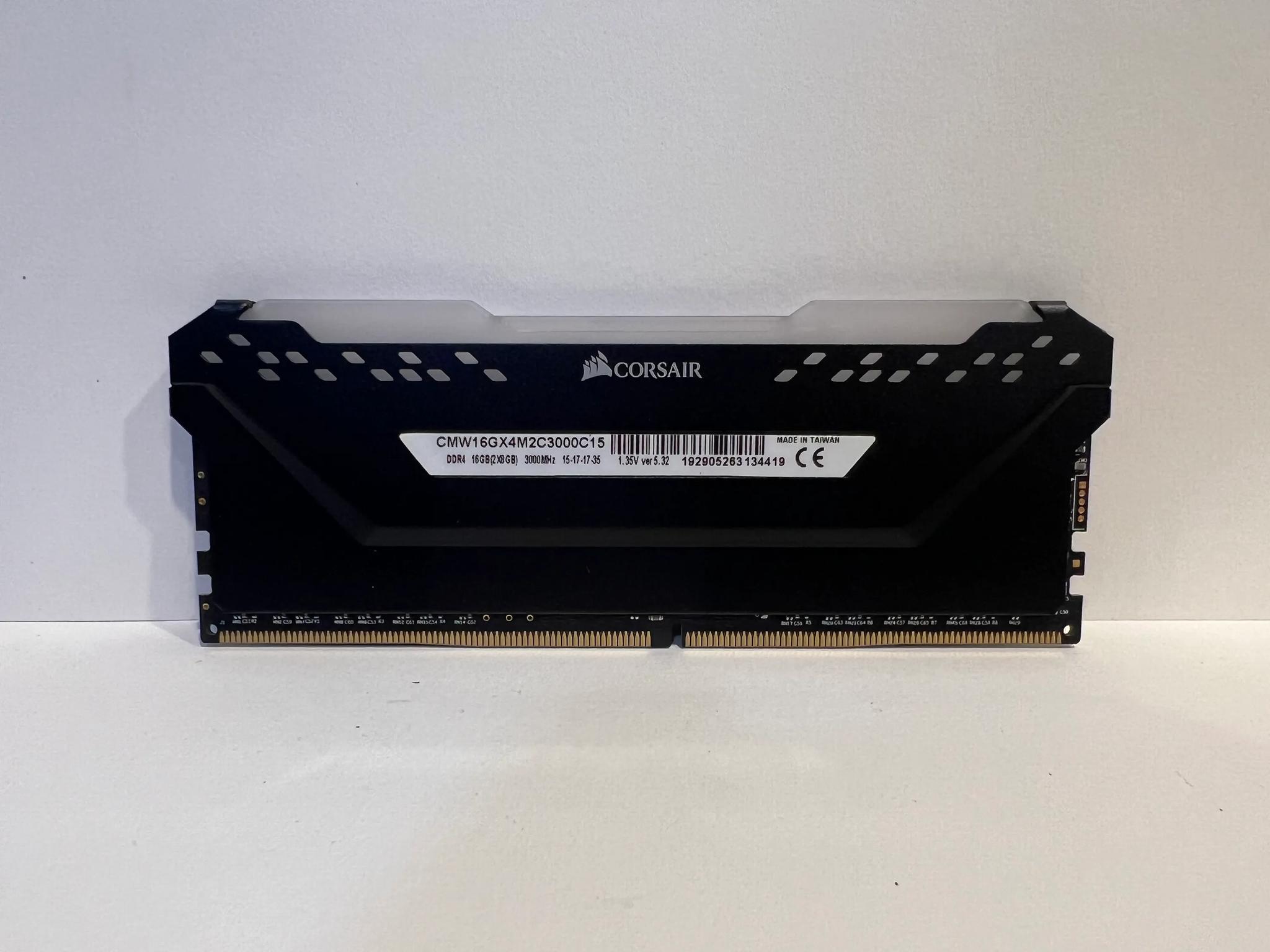 32GB DDR4 RAM - Corsair RGB 3000 MHz