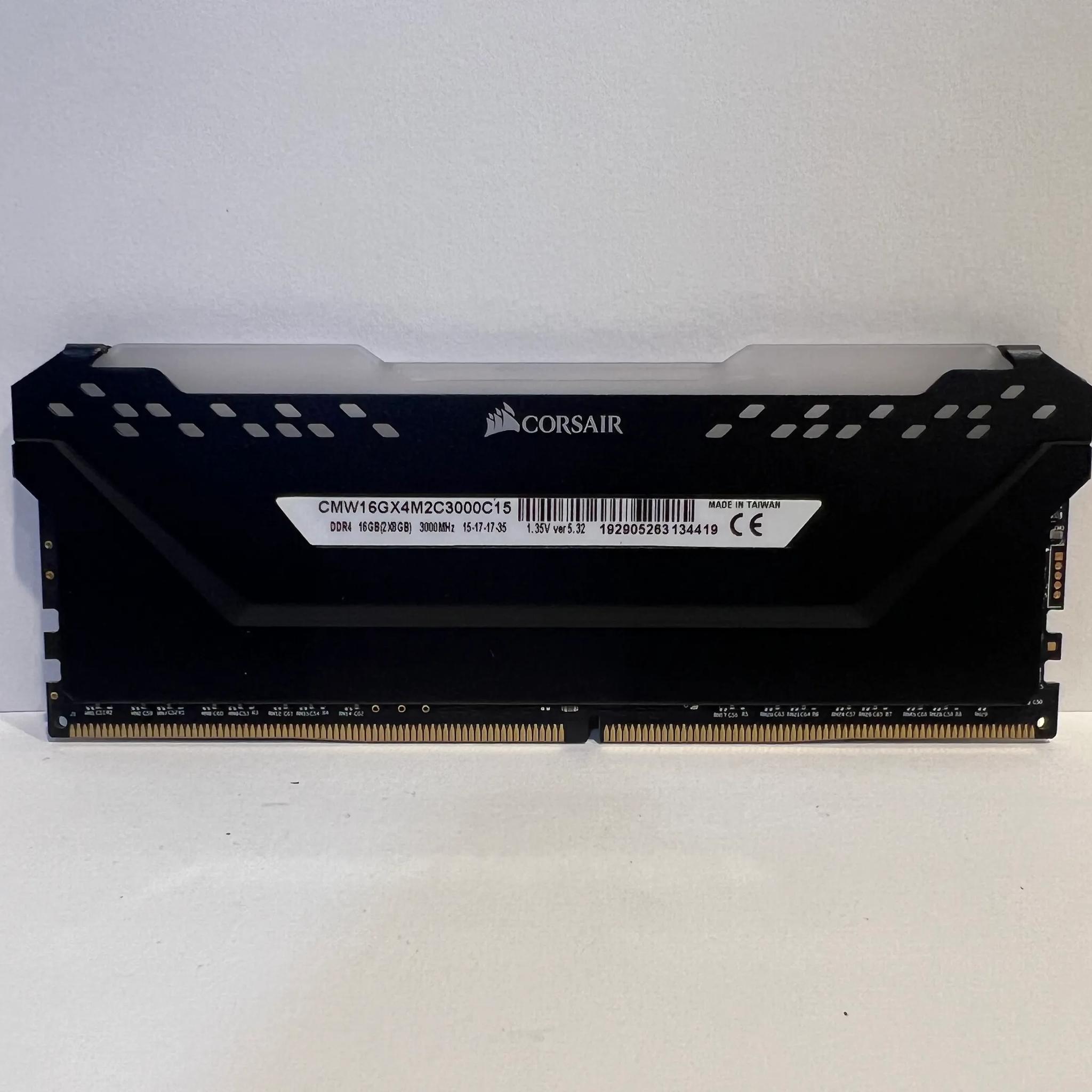 32GB DDR4 RAM - Corsair RGB 3000 MHz