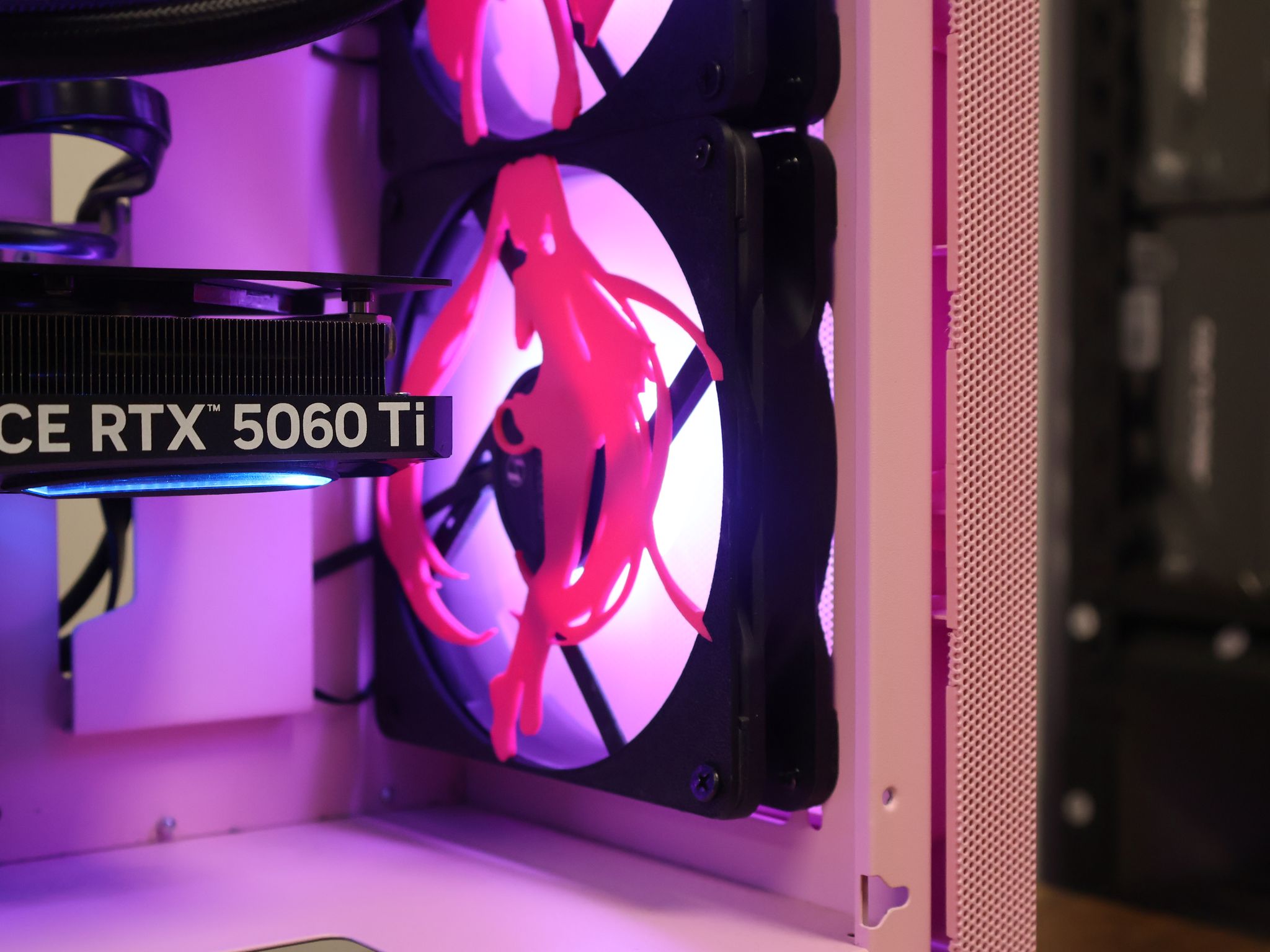 Pink RTX 5060 Ti Gaming PC – Intel i5-14600K | 32GB DDR5 | 1TB M.2 | 1440p Gaming
