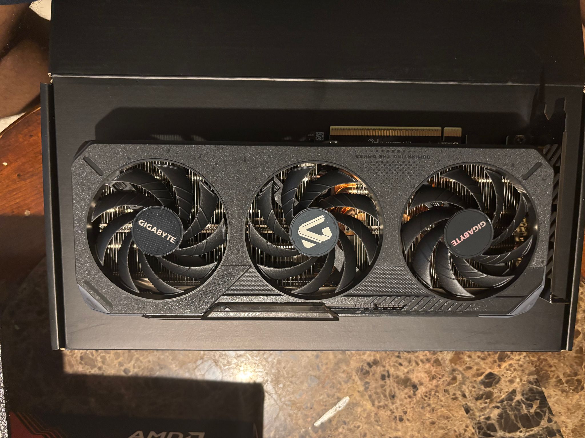 GIGABYTE 9060XT 16Gb OC LIKE NEW
