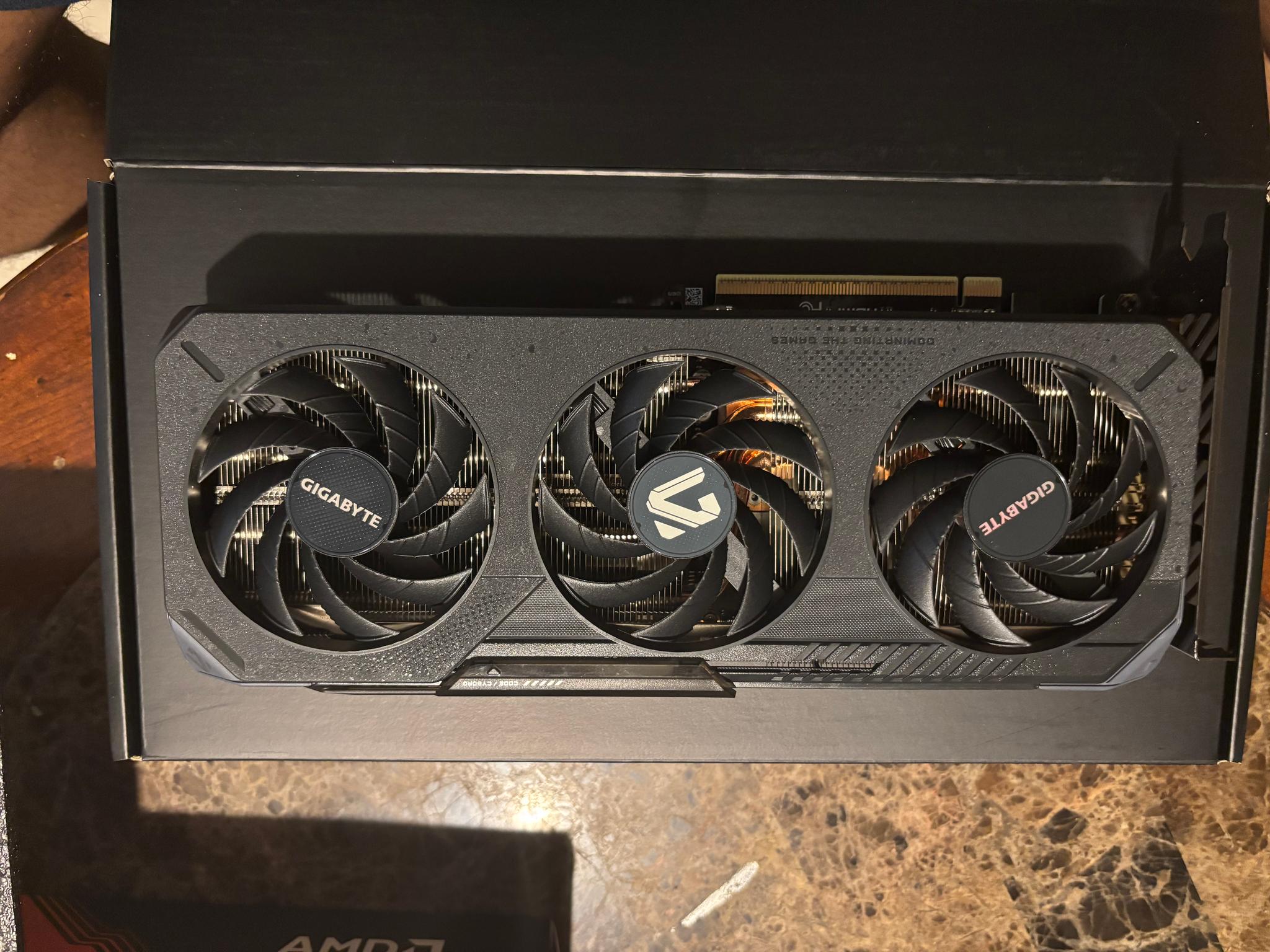 GIGABYTE 9060XT 16Gb OC LIKE NEW
