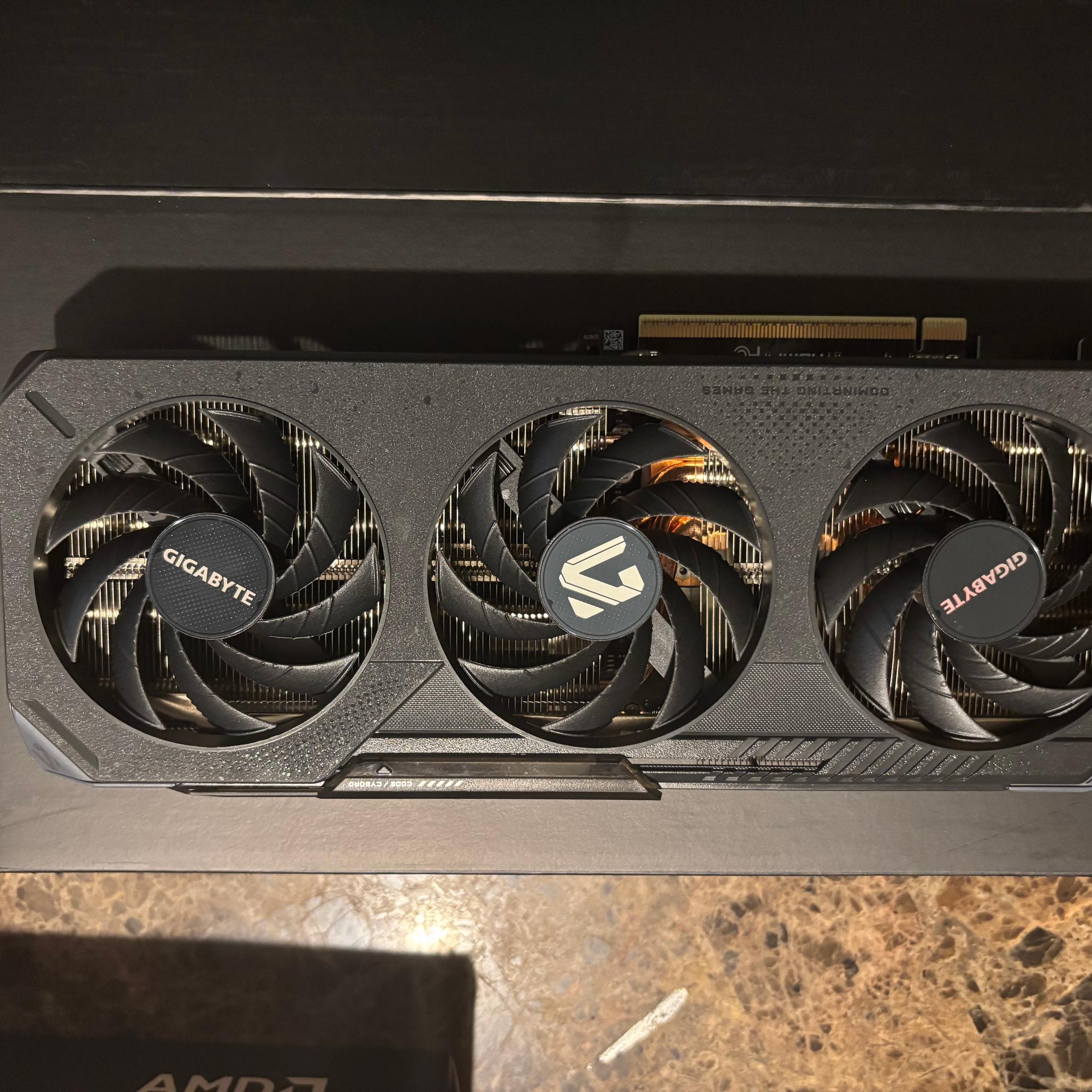 GIGABYTE 9060XT 16Gb OC LIKE NEW