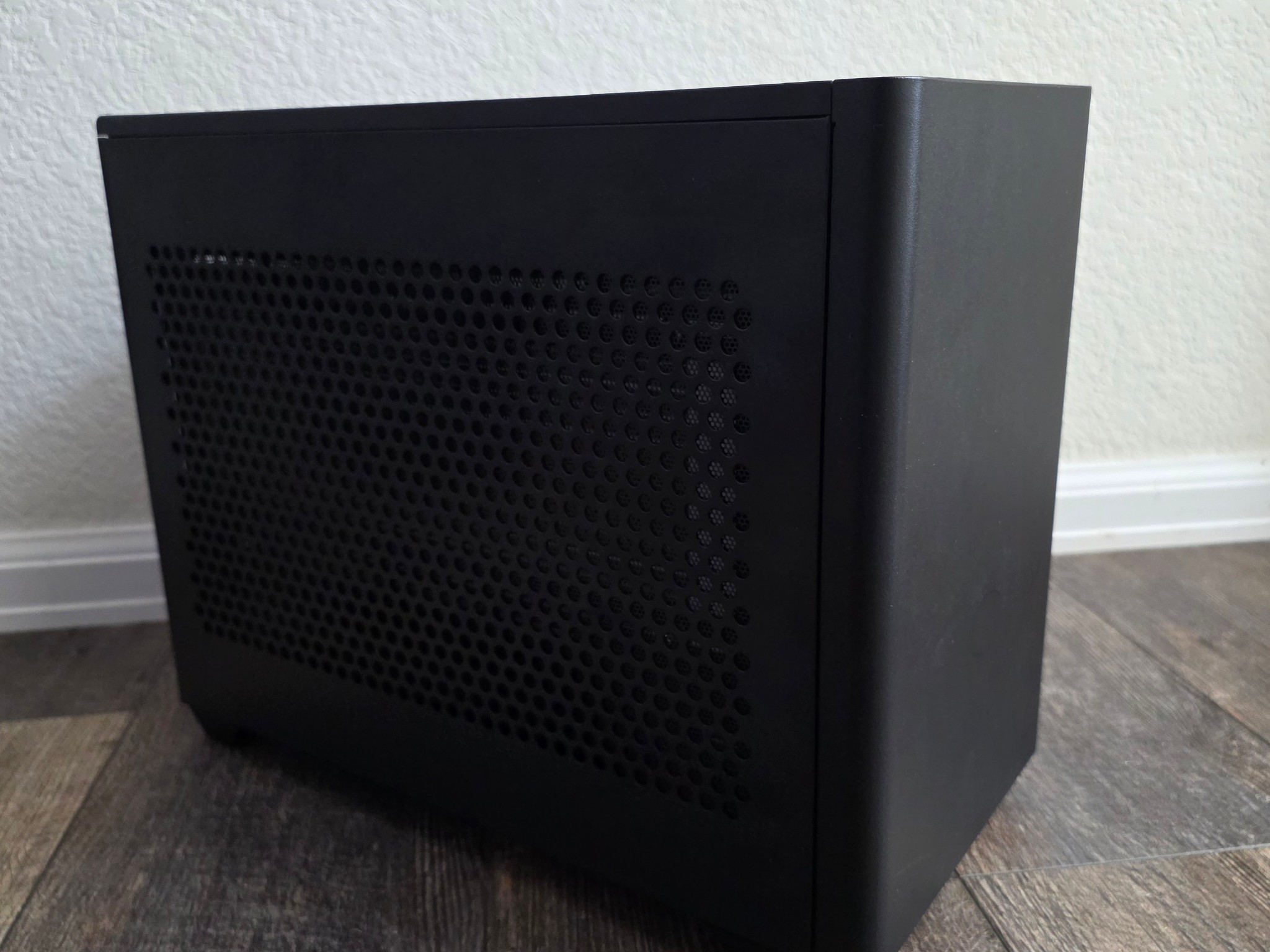 Simple and Effective NR200 Build | Ryzen 7700X | 32GB DDR5 | 1TB NVME | 7900XTX