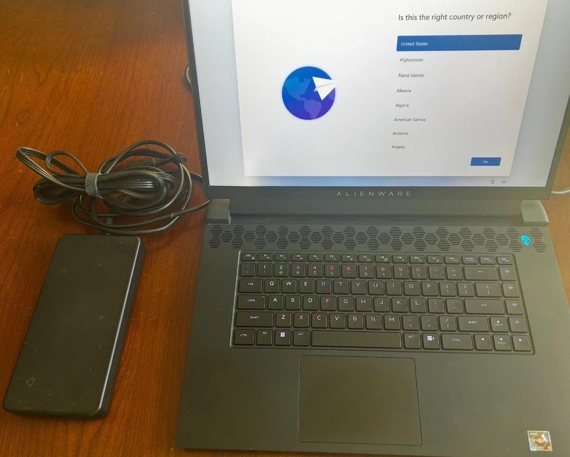 Alienware M17 R5 17.3'' (1TB SSD. AMD Ryzen 9 6900HX, 4.9GHz 32GB RAM) Laptop