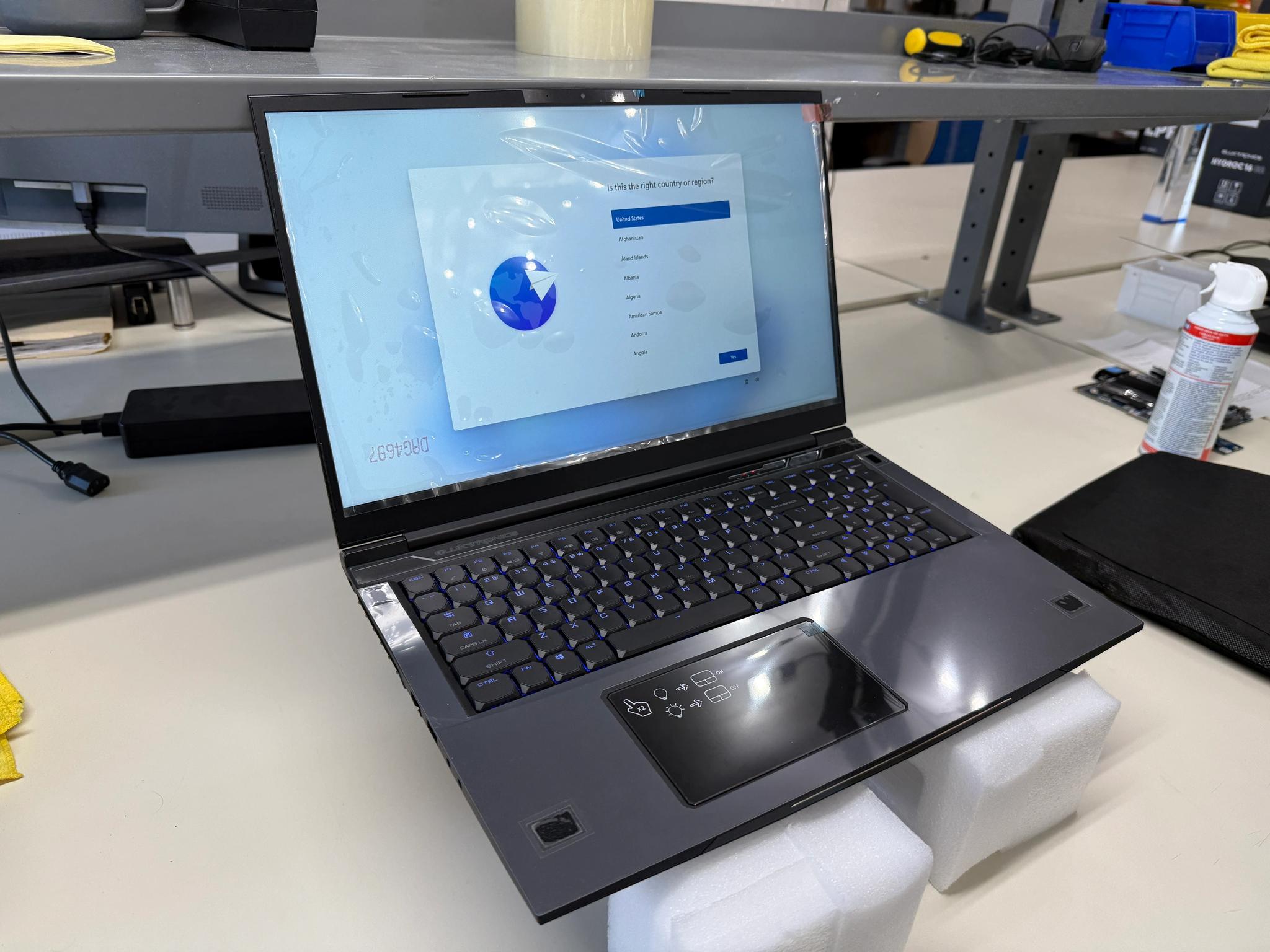 Eluktronics Mech-17, i7-8750H, RTX 2060, 16GB RAM, 512 SSD, 144HZ