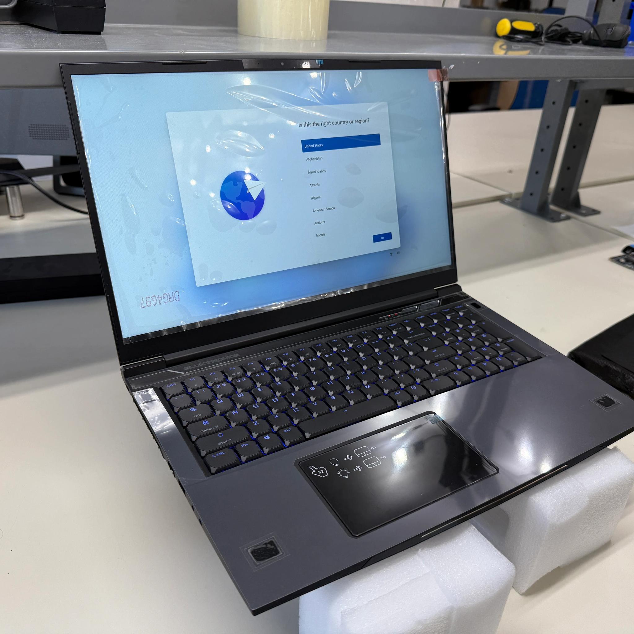 Eluktronics Mech-17, i7-8750H, RTX 2060, 16GB RAM, 512 SSD, 144HZ
