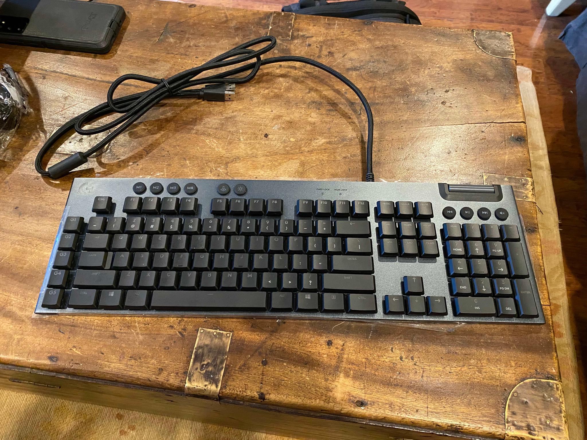 G815 Low Profile, Linear - Individually Backlit Keys, Mint Condition