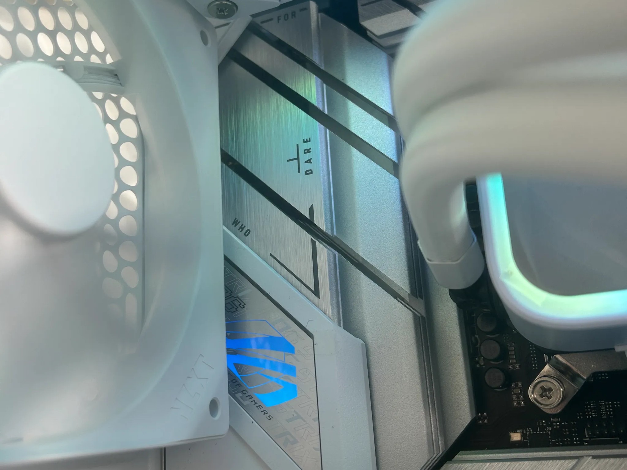 //COSMIC// All White Gaming PC - AMD Ryzen 7 7700 | RTX 5070 12GB | 32GB DDR5 | 2TB SSD