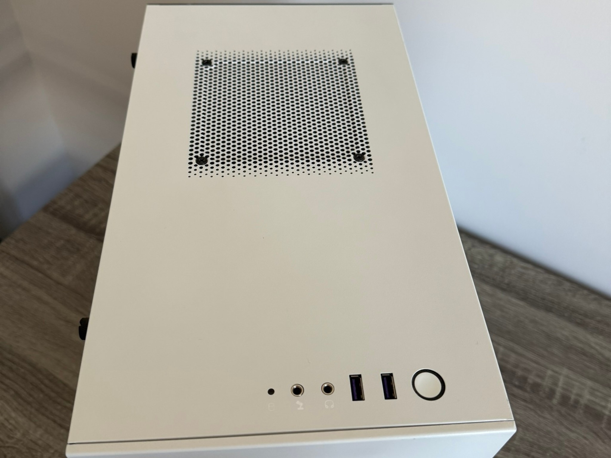 Sleek White Mini Gaming PC: i5-9600K, GTX 1070 Ti, 32GB RAM - Perfect for Esports & Minimalist Setup