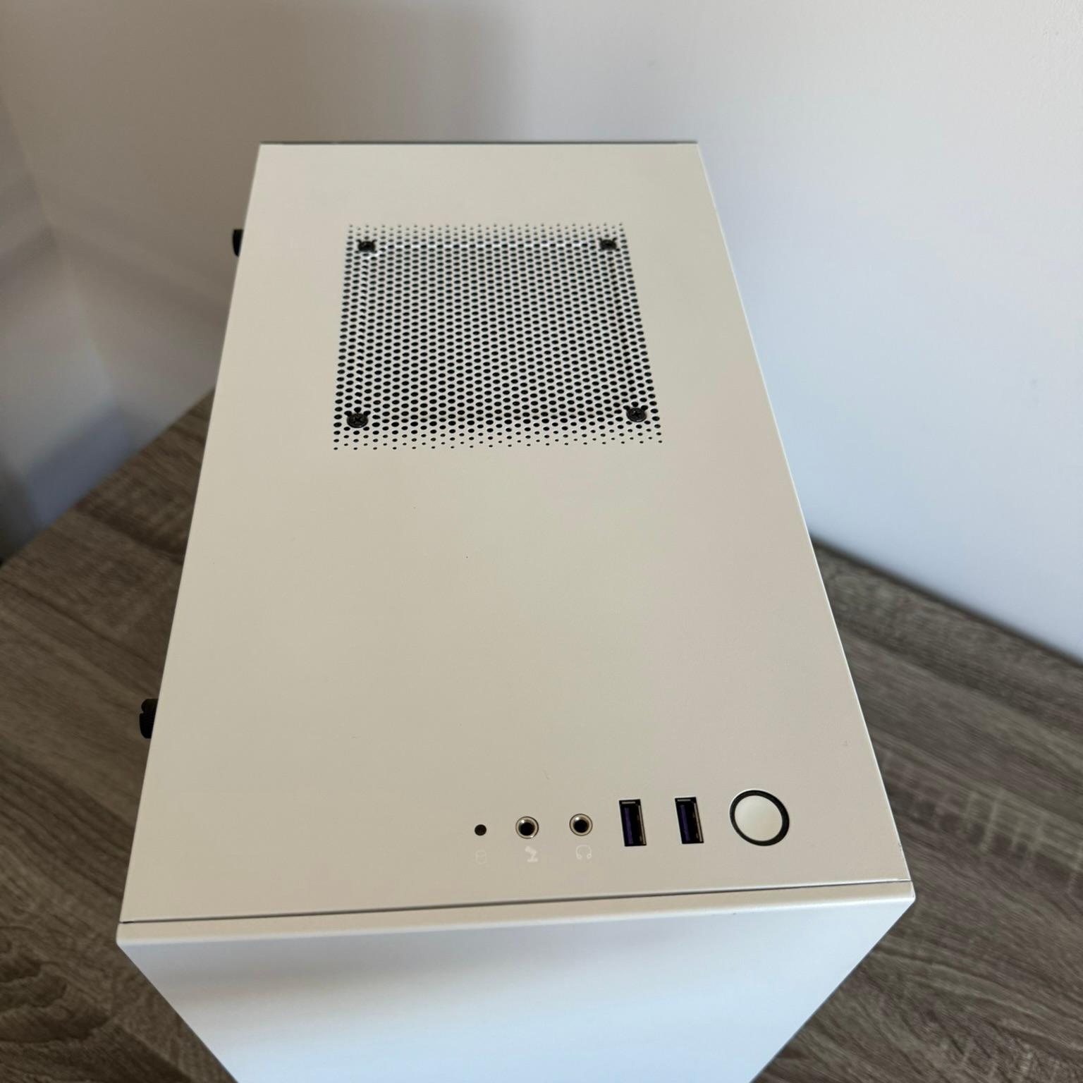 Sleek White Mini Gaming PC: i5-9600K, GTX 1070 Ti, 32GB RAM - Perfect for Esports & Minimalist Setup