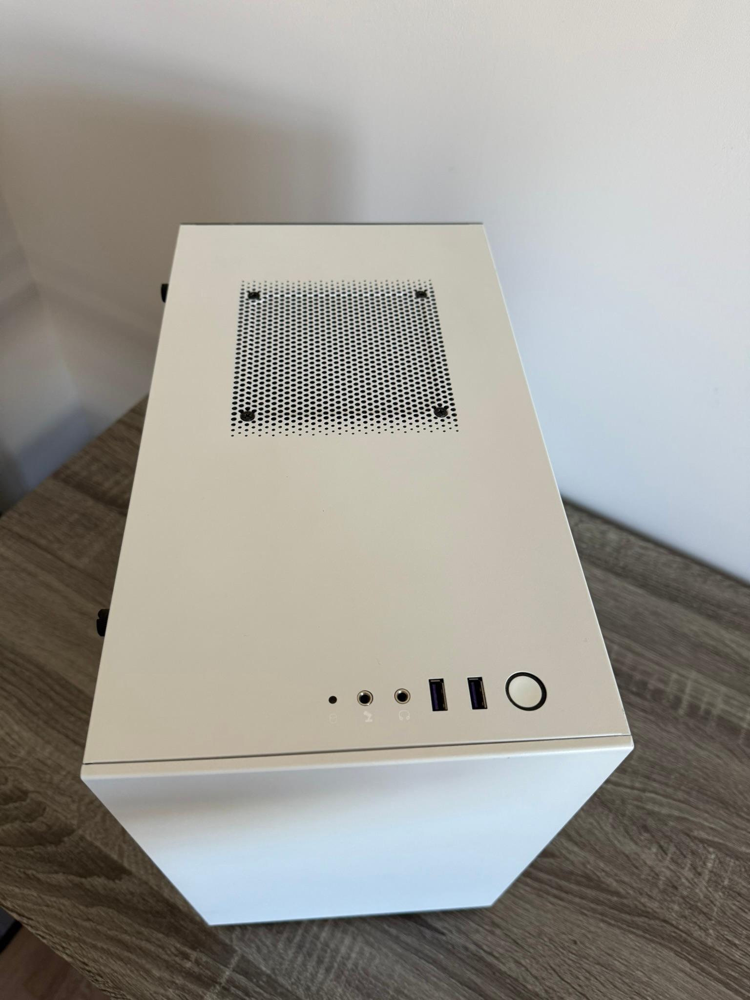 Sleek White Mini Gaming PC: i5-9600K, GTX 1070 Ti, 32GB RAM - Perfect for Esports & Minimalist Setup