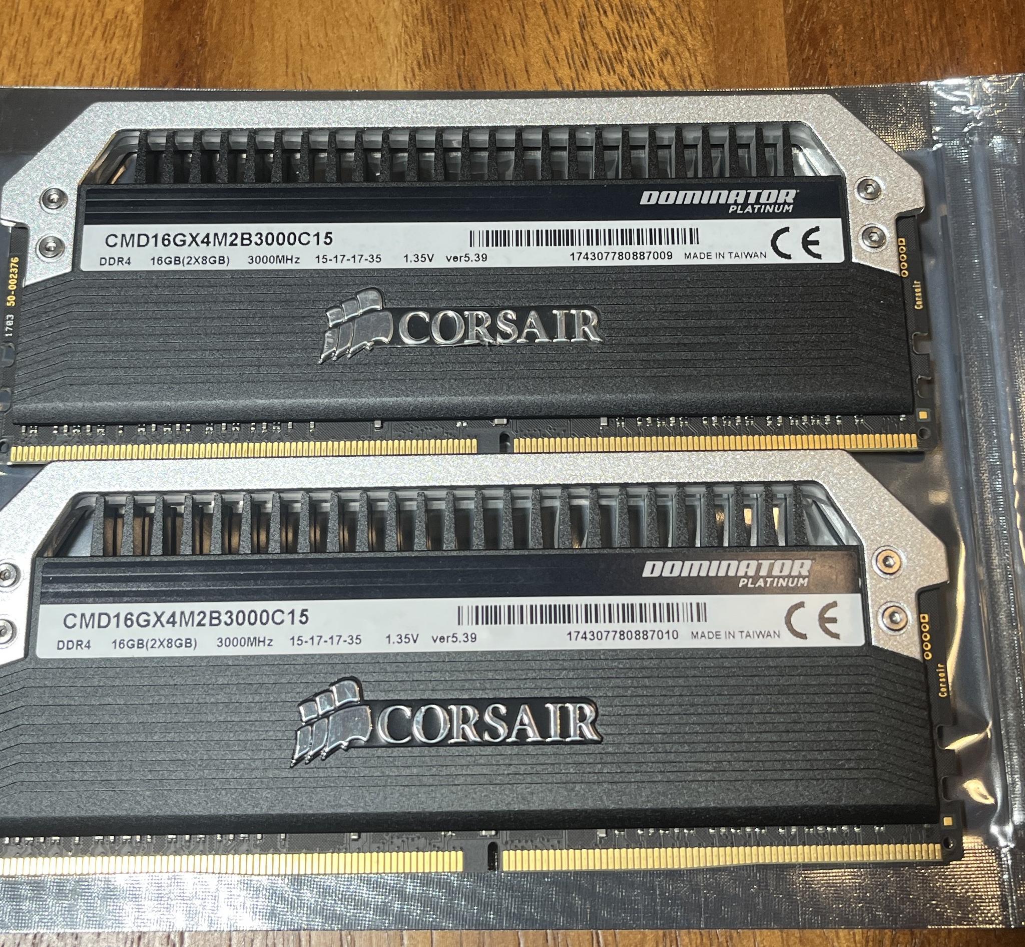 Corsair Dominator Platinum 16GB (2x8GB) RAM DDR4 3000MHz CMD16GX4M2B3000C15