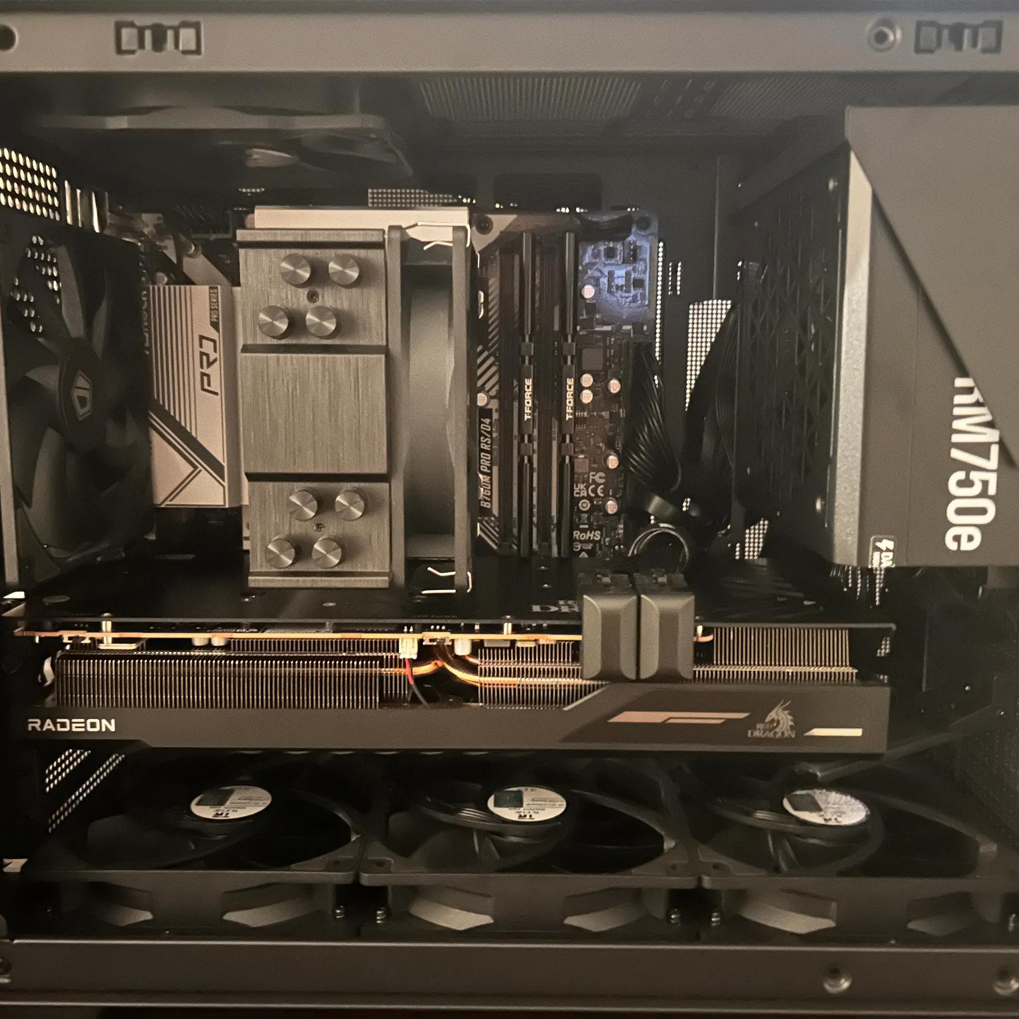 Intel Core i5 12400F, AMD RX6800 16GB, 32 GB RAM, SSD 2TB NVMe M.2 Gen4, PSU Corsair 750w