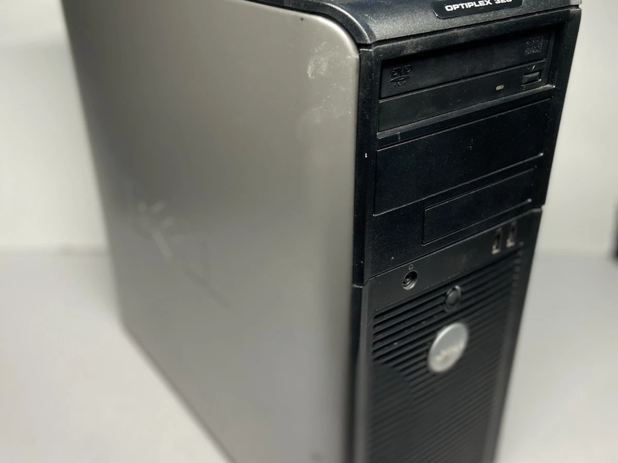 Dell OptiPlex 320 Tower 2GB Ram Pentium 4 DVD, USB 2.0 VGA Windows 7 Pro