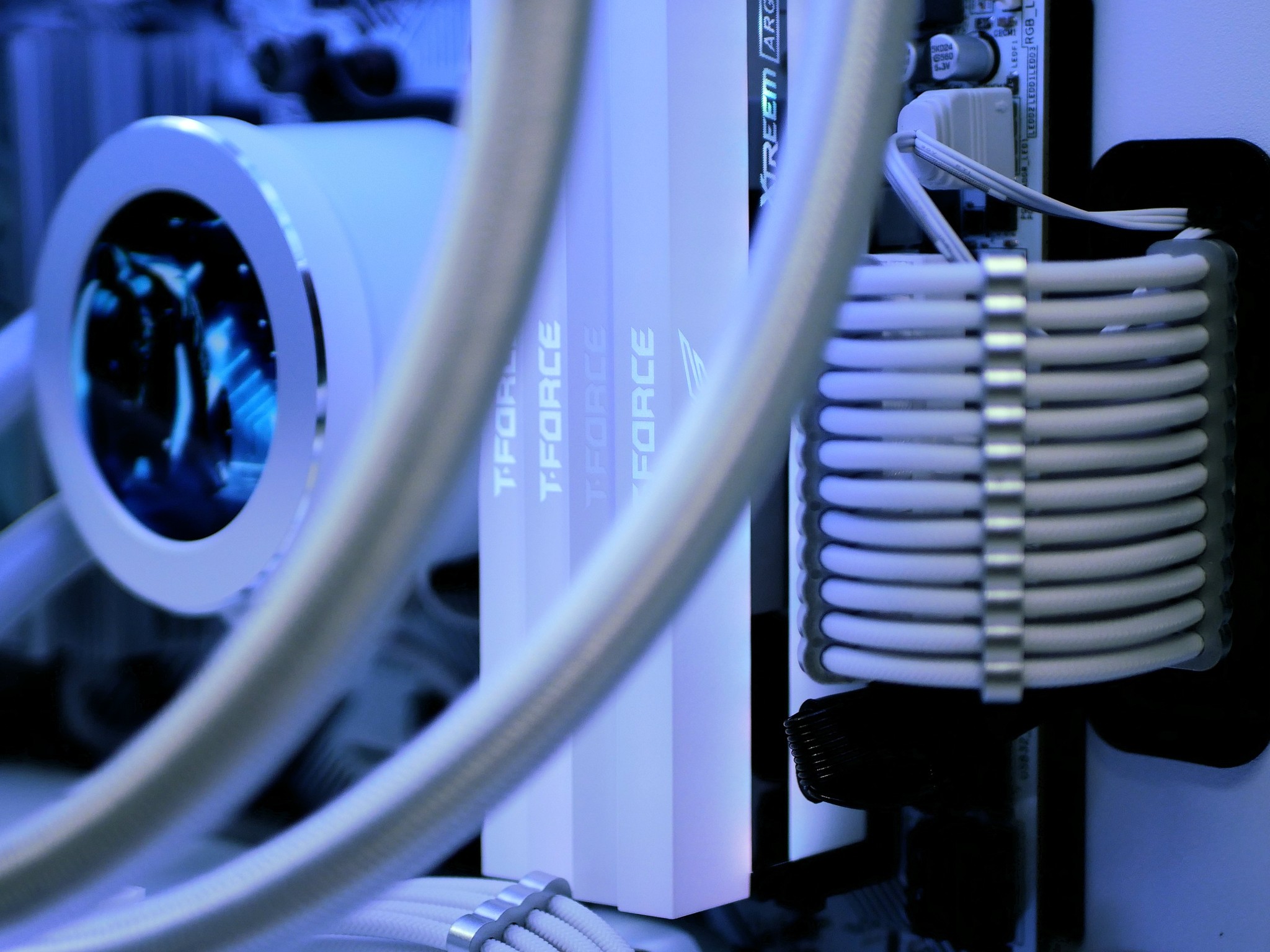 🖥×🧊 Ryzen 7 5800X3D, RTX 4070, 32GB RAM, 1TB Gen 4.0 nvme