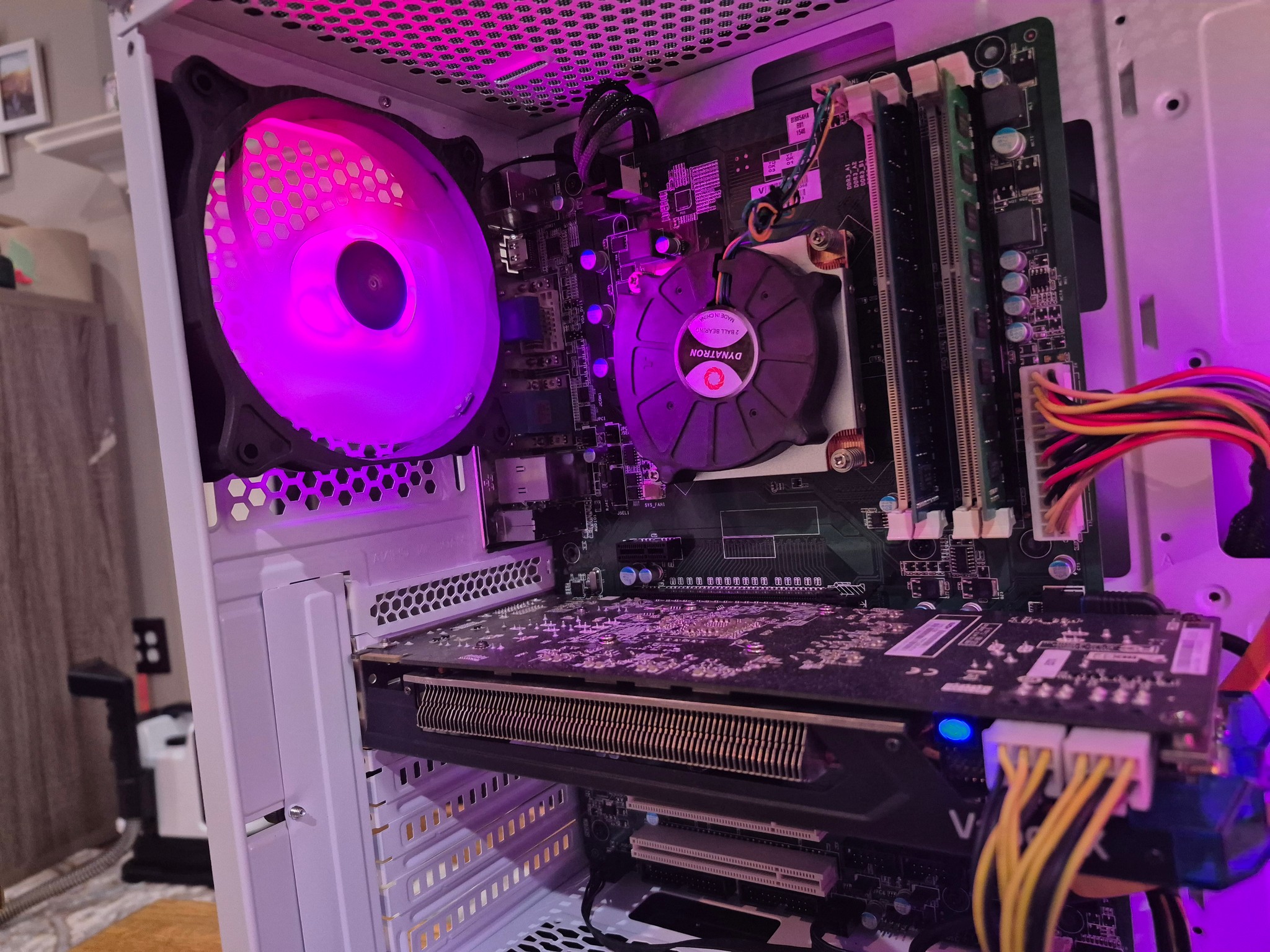 80 FPS Fortnite | i5-4590 , 16GB RAM, 256GB SSD, 500GB HDD, R9 270 2GB, RGB, Wifi