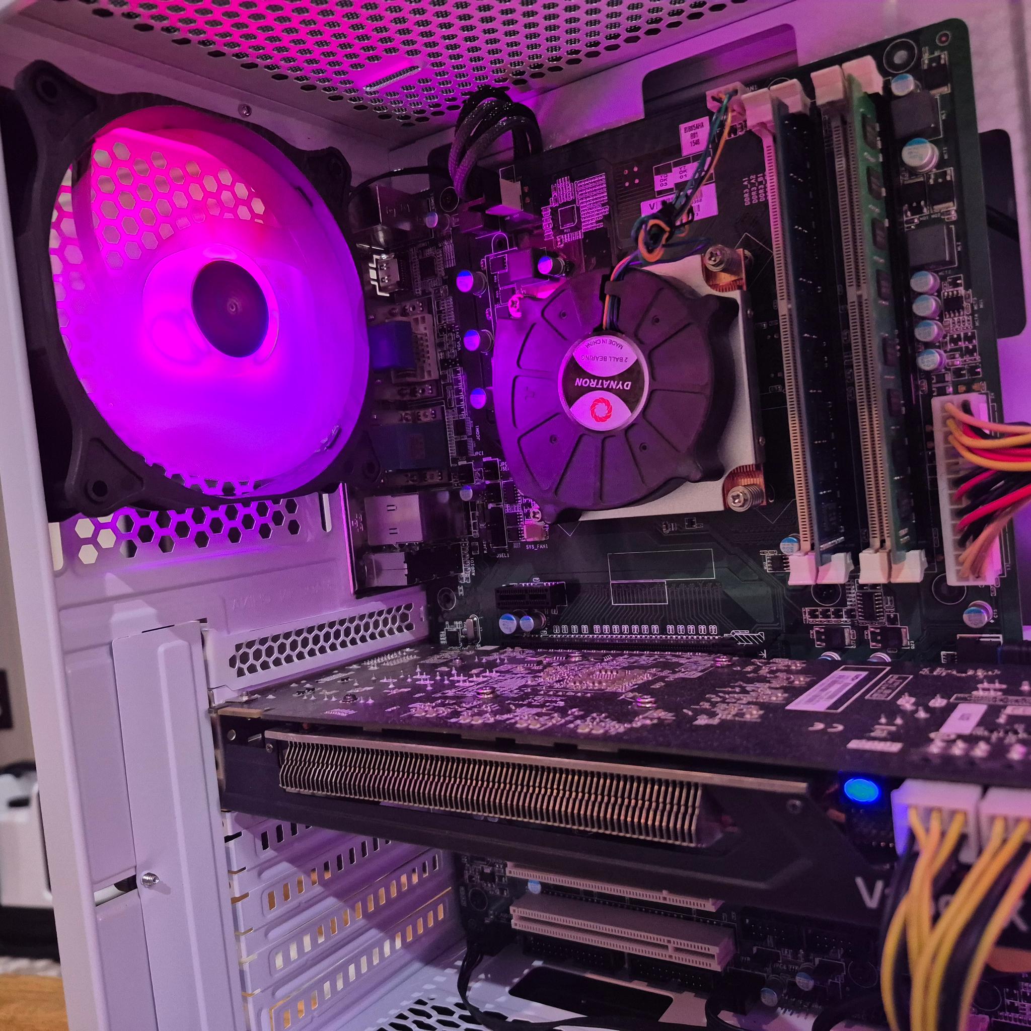 80 FPS Fortnite | i5-4590 , 16GB RAM, 256GB SSD, 500GB HDD, R9 270 2GB, RGB, Wifi