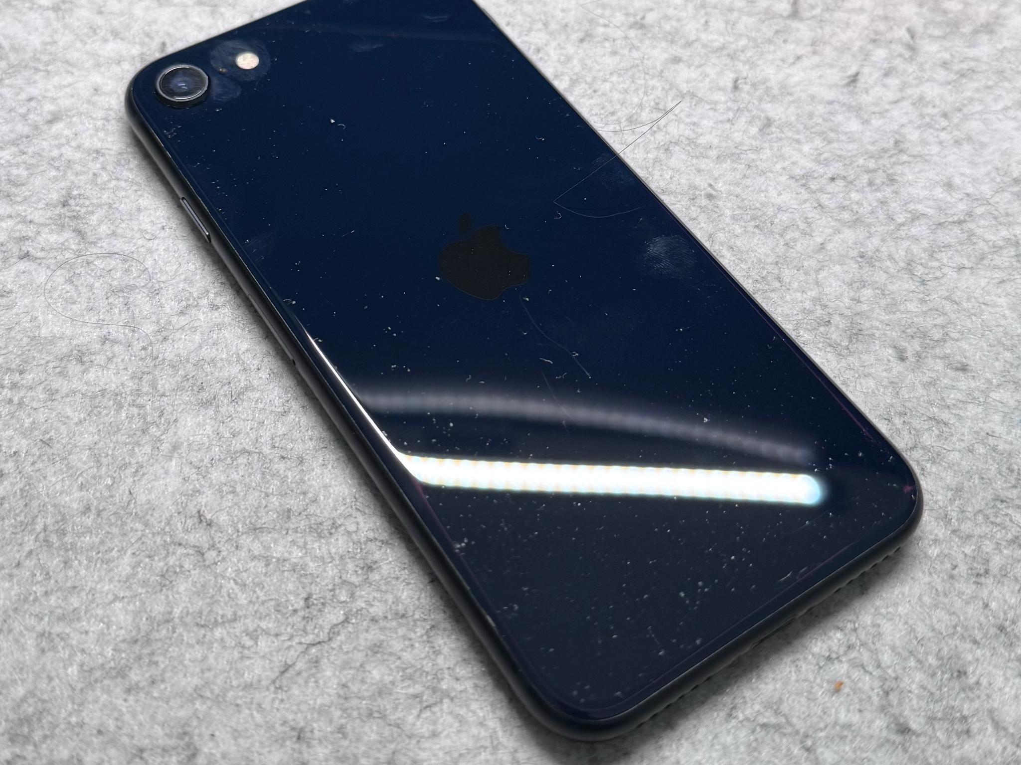 iPhone SE 2022 Unlocked With Mous case