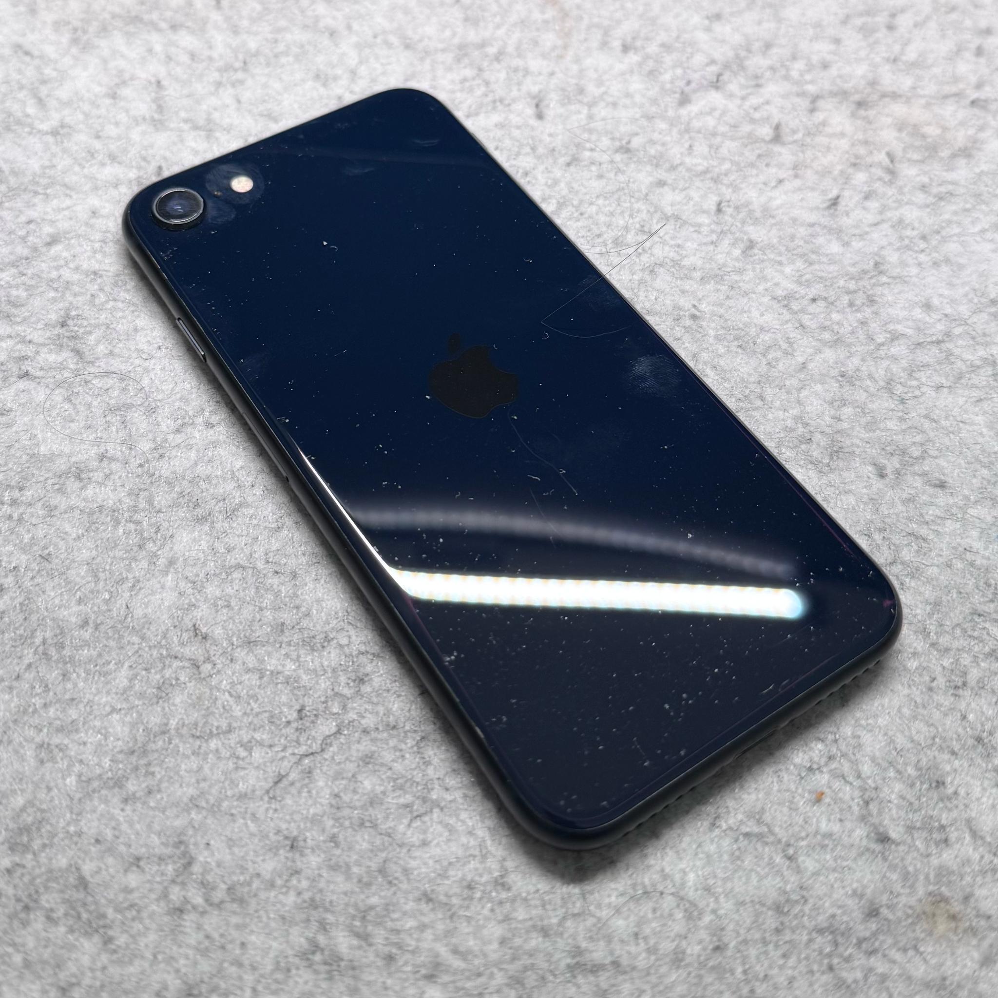 iPhone SE 2022 Unlocked With Mous case