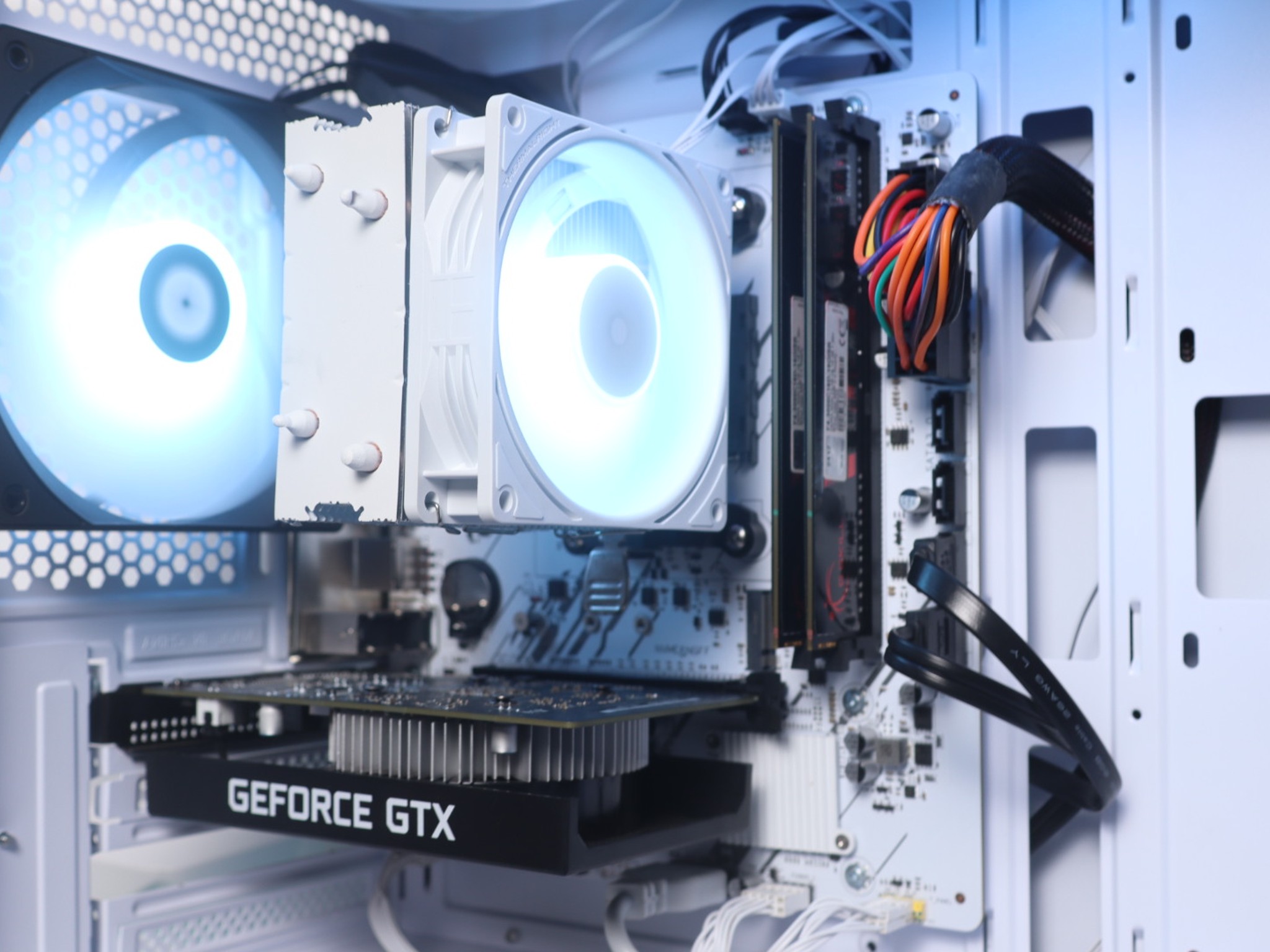 ⚪️⚫️ | Ryzen 5 2400G + GTX 1650 4GB | 16GB - WiFi INCLUDED
