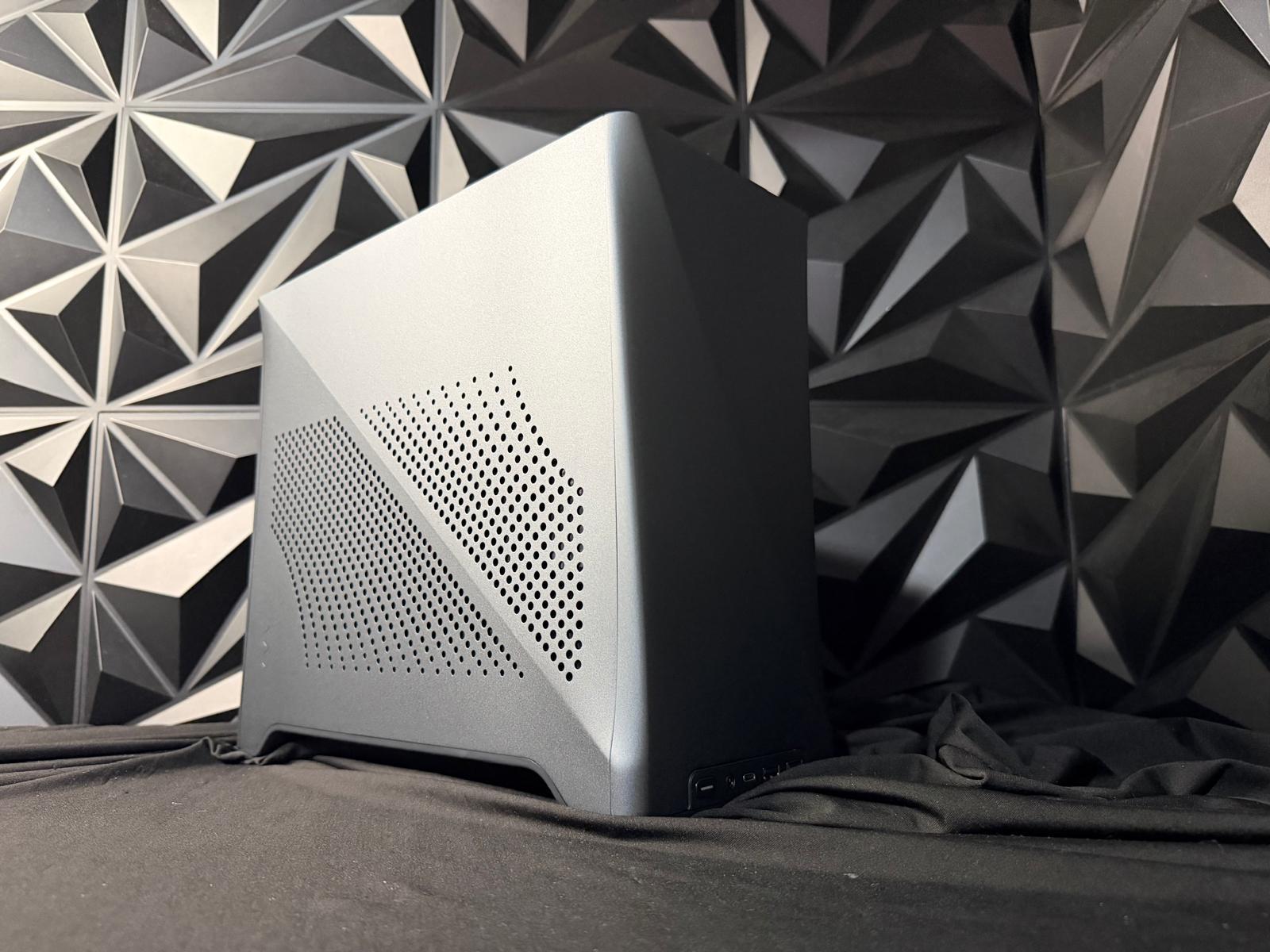 🖤🔥 Charcoal Oak 🌫️🖤 Ryzen 7 7700X| RX 9060XT 16 GB | 32 GB DDR5| 2 TB NVMe| 850W SFX PSU