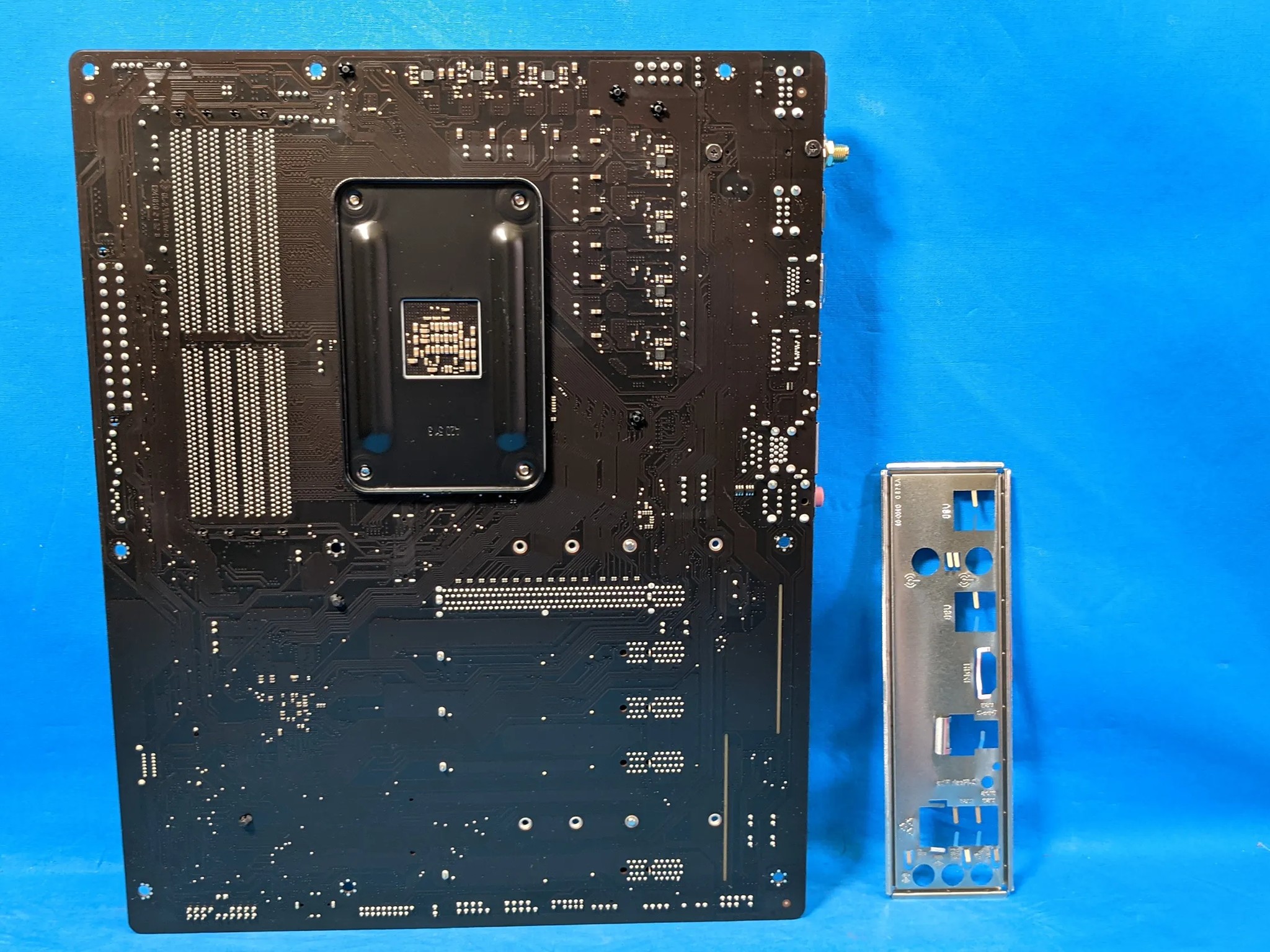 Gigabyte B550 UD AC AMD Socket AM4 DDR4 ATX PCIe 4.0 Desktop Motherboard & I/O Shield