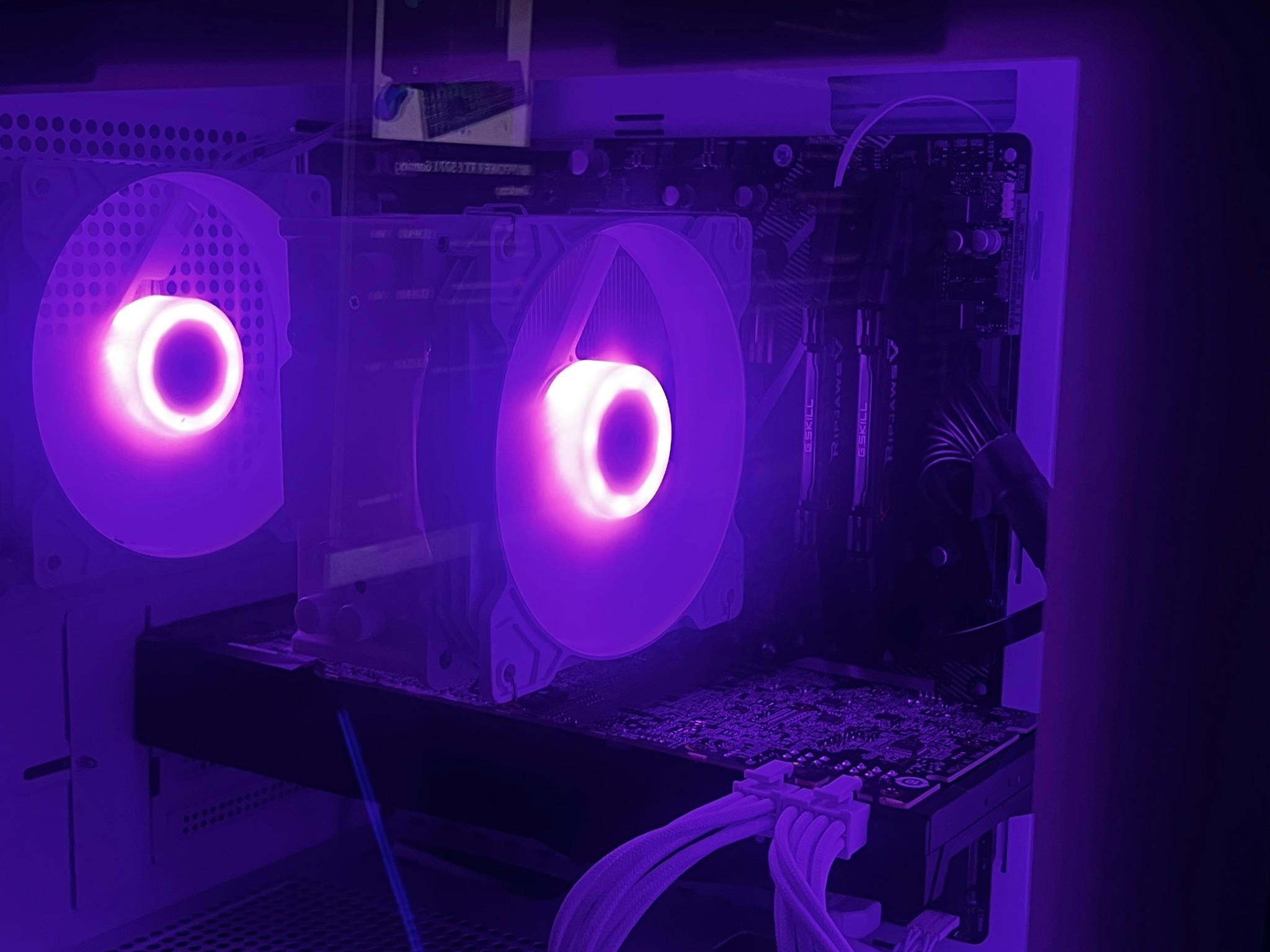 White Gaming PC Ryzen 7 5700X3D RTX 2080 32GB DDR4 1TB SSD RGB