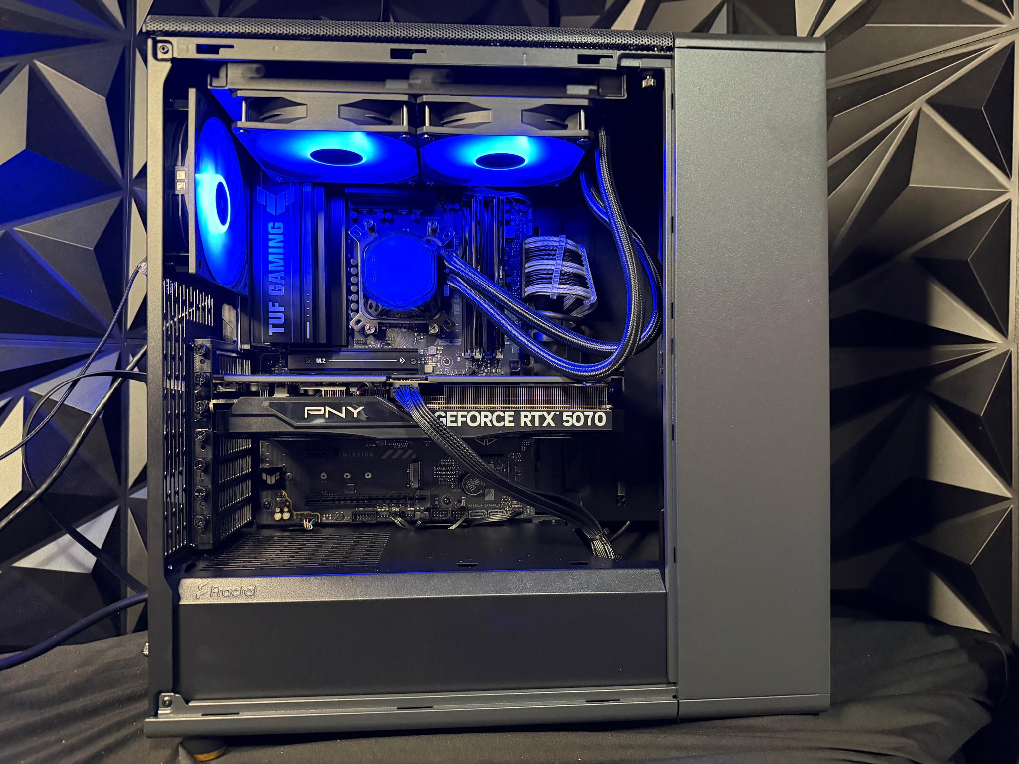 🌑🌲 Dark Oak 7670 🌑🌲 Ryzen 5 7600X3D | RTX 5070| 32 GB DDR5| 2 TB NVMe| 750 W PSU