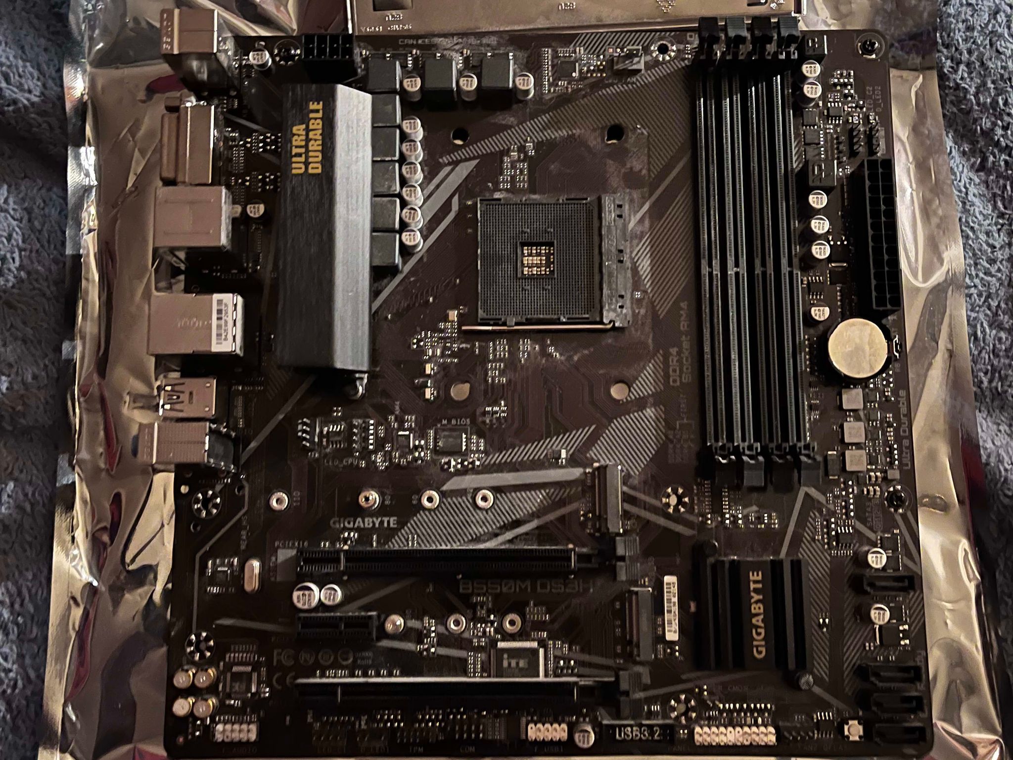 Gigabyte B550M DS3H (POTENTIALLY BROKEN)