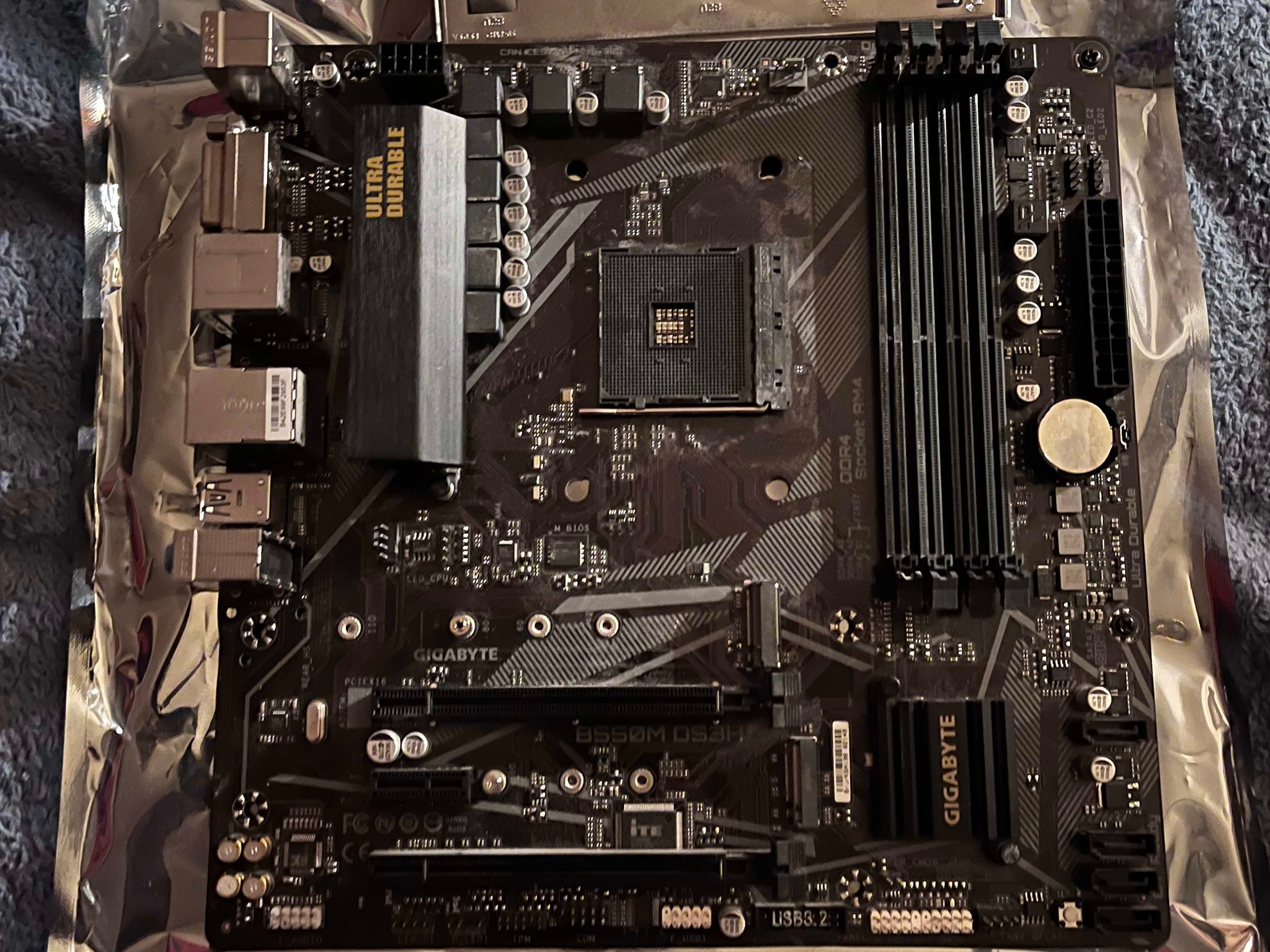 Gigabyte B550M DS3H (POTENTIALLY BROKEN)