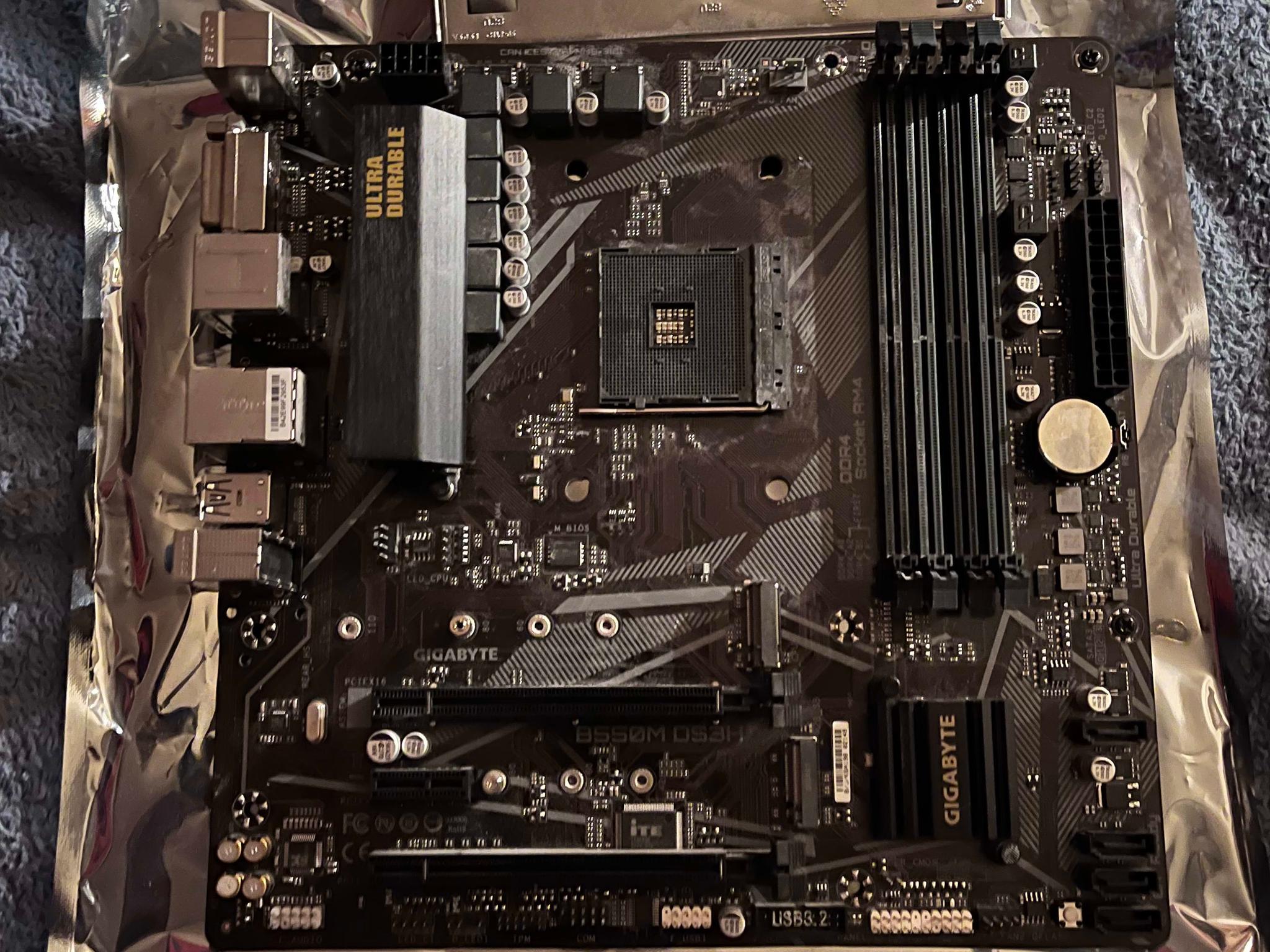 Gigabyte B550M DS3H (POTENTIALLY BROKEN)