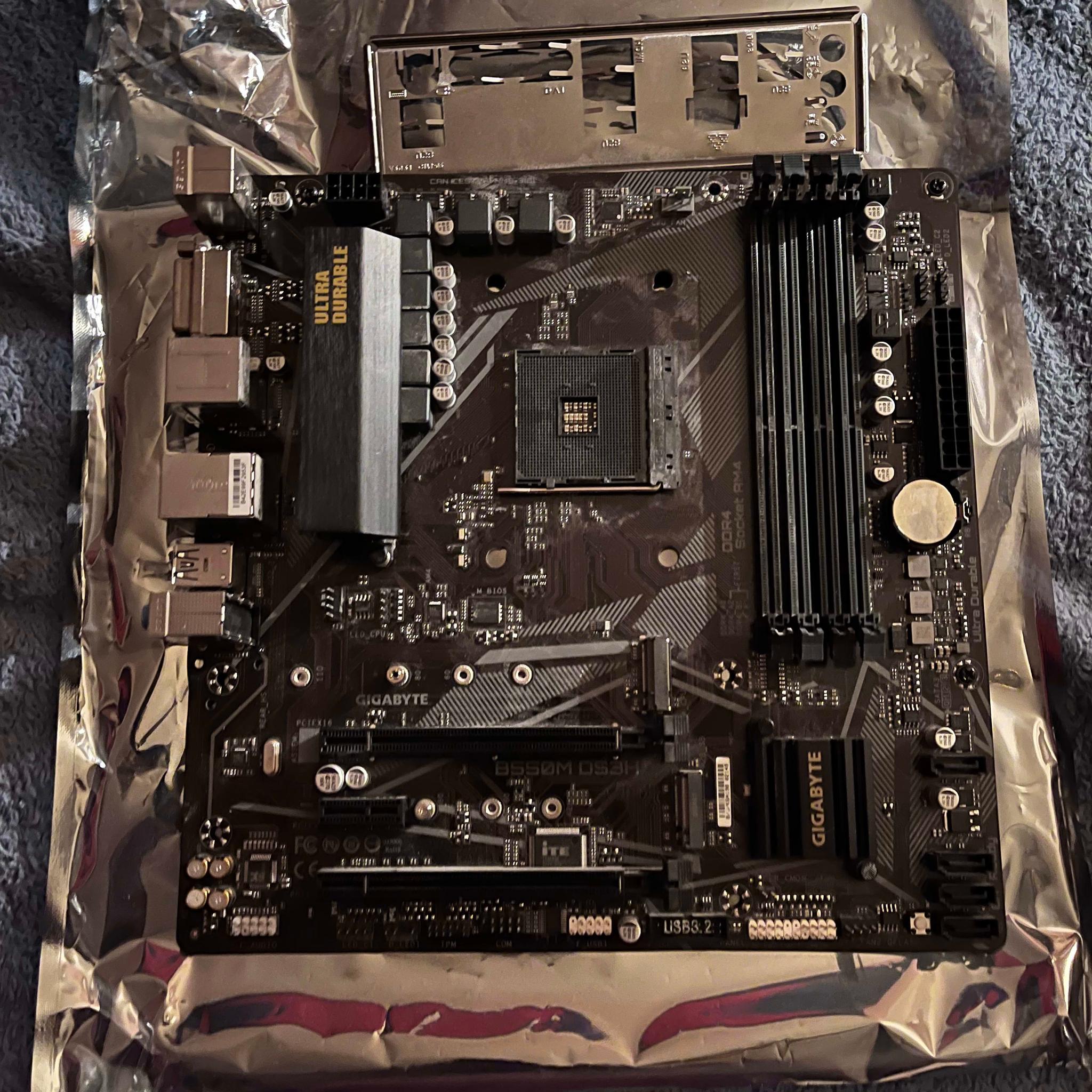 Gigabyte B550M DS3H (POTENTIALLY BROKEN)
