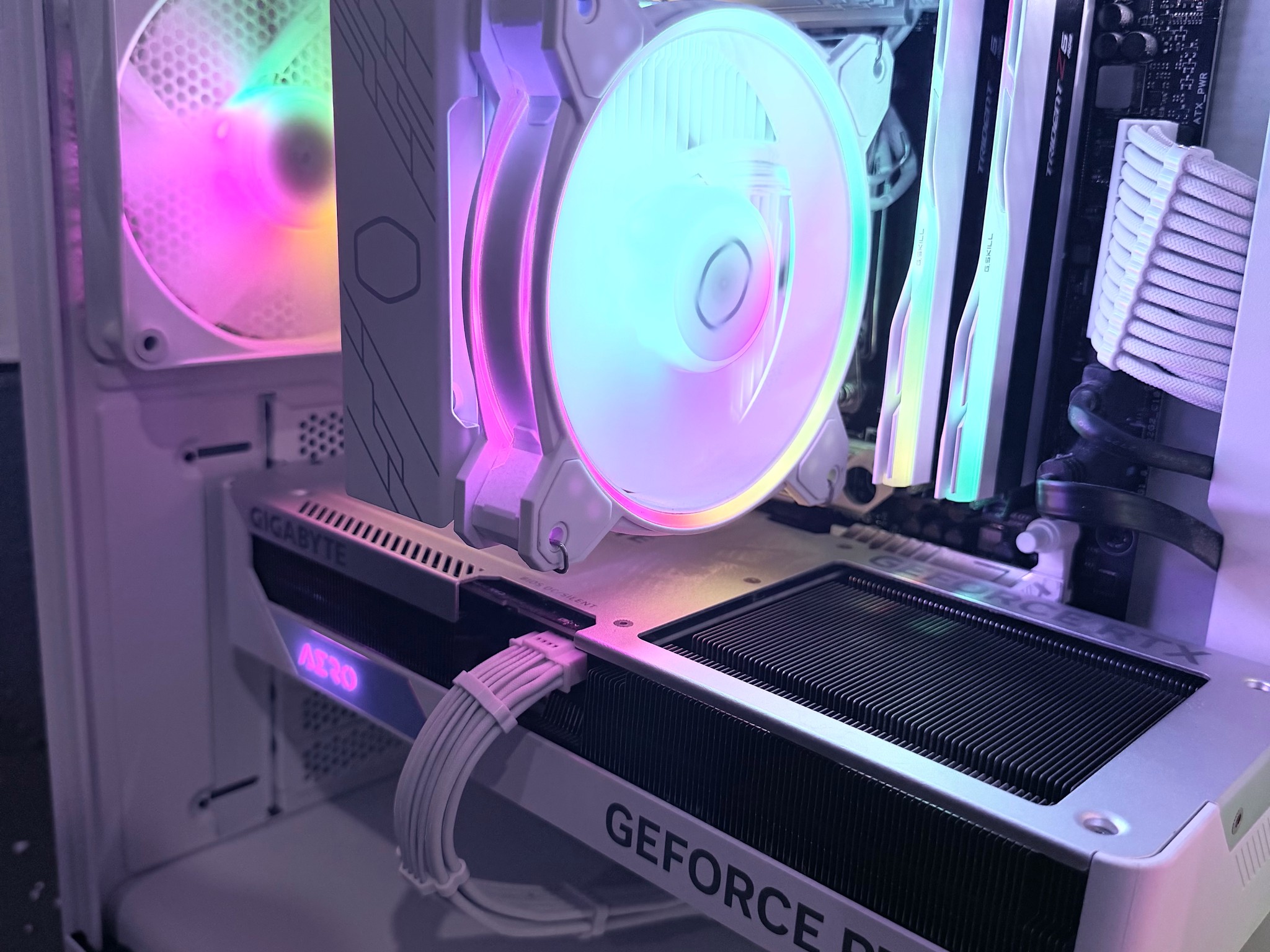 🌈"Starlight Pearl"⚪️| 1440p Gaming | RTX 4070 Super | Ryzen 7 7700 | 32GB DDR5 | 3TB Storage
