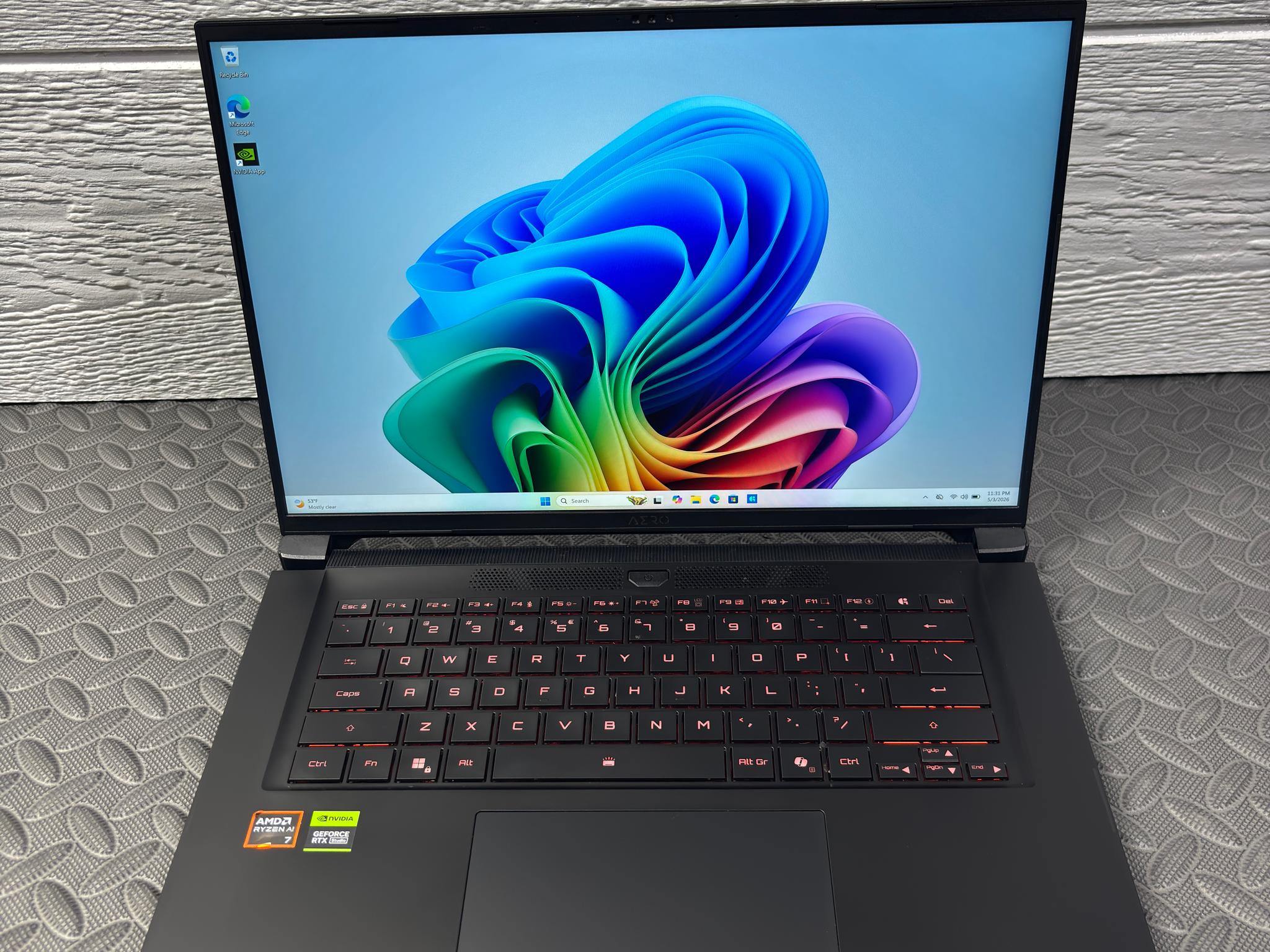 GIGABYTE - AERO X16 WQXGA - AMD Ryzen Al 7 350 - 1TB SSD - 32GB RAM - RTX 5070