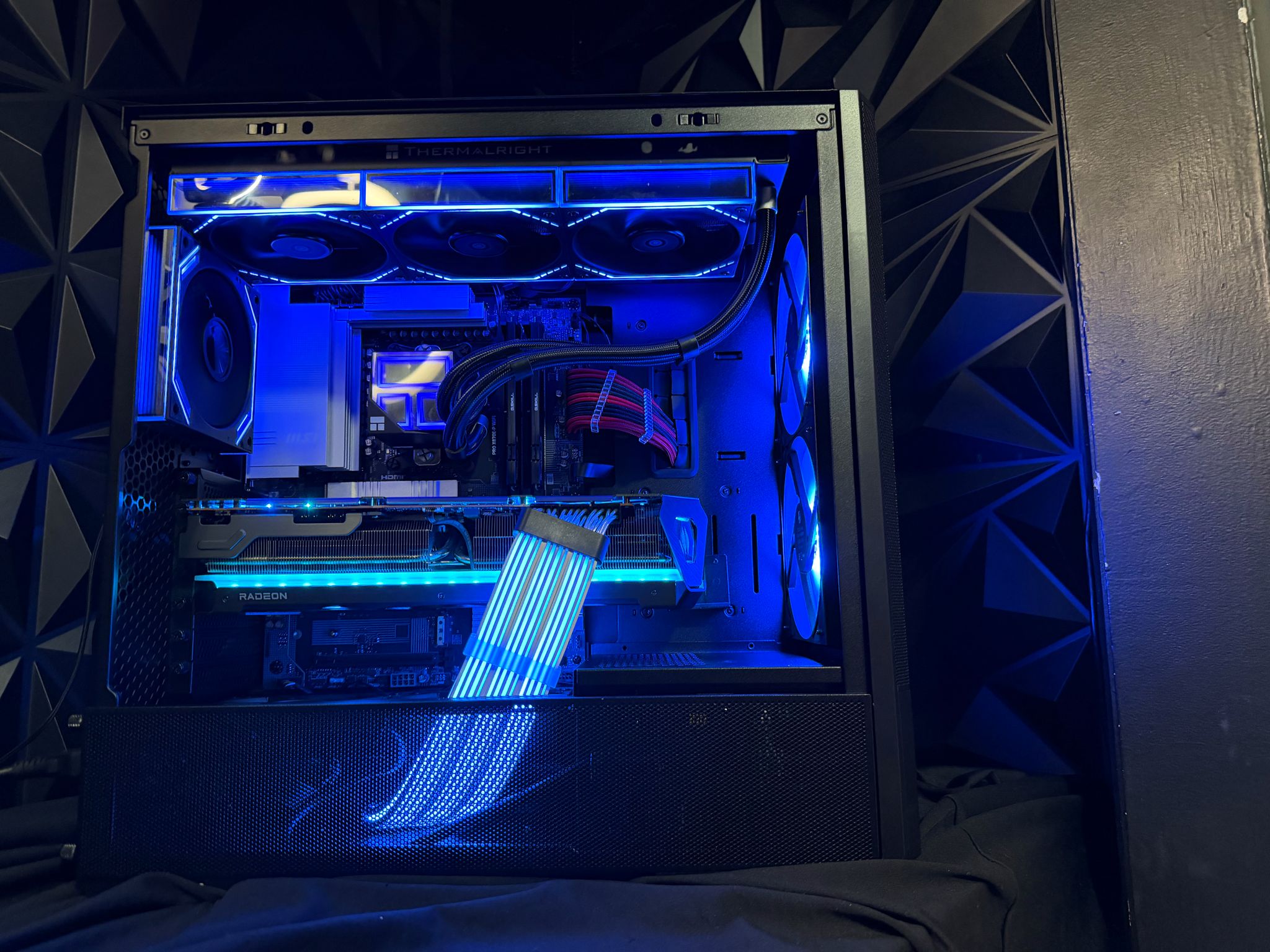 🩸🔥 BLOOD PRISM 79 🔥🩸Ryzen 9 7900X| 7900XTX 24 GB| 64 GB DDR5| 4 TB NVMe| 850W PSU