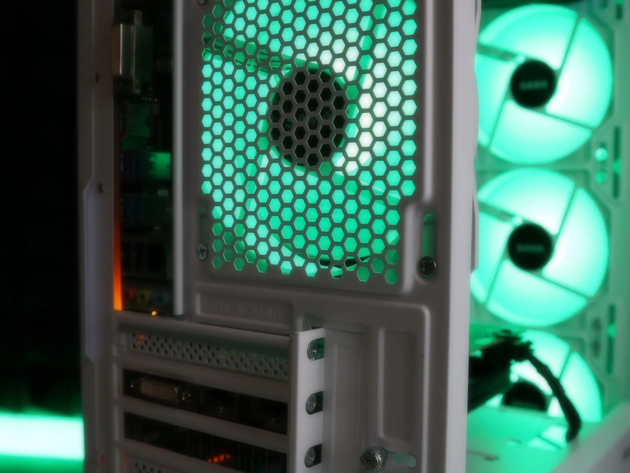 FB-AD  | Ryzen 3 2300X/RX 560 4GB Gaming PC