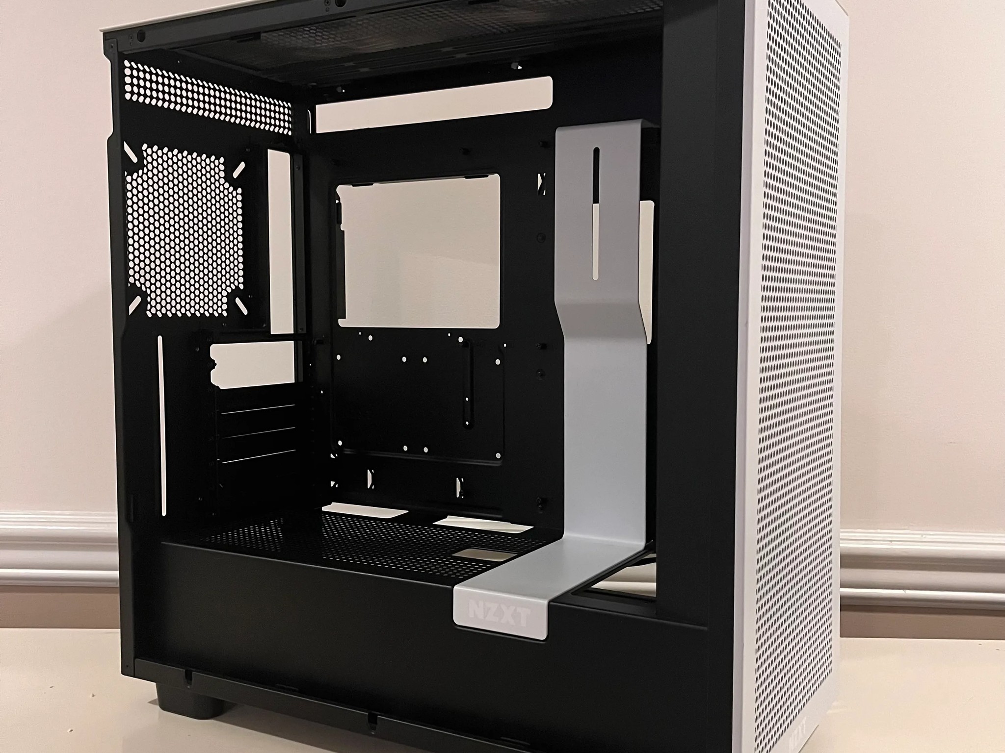 Like New H7 White/Black NZXT Case