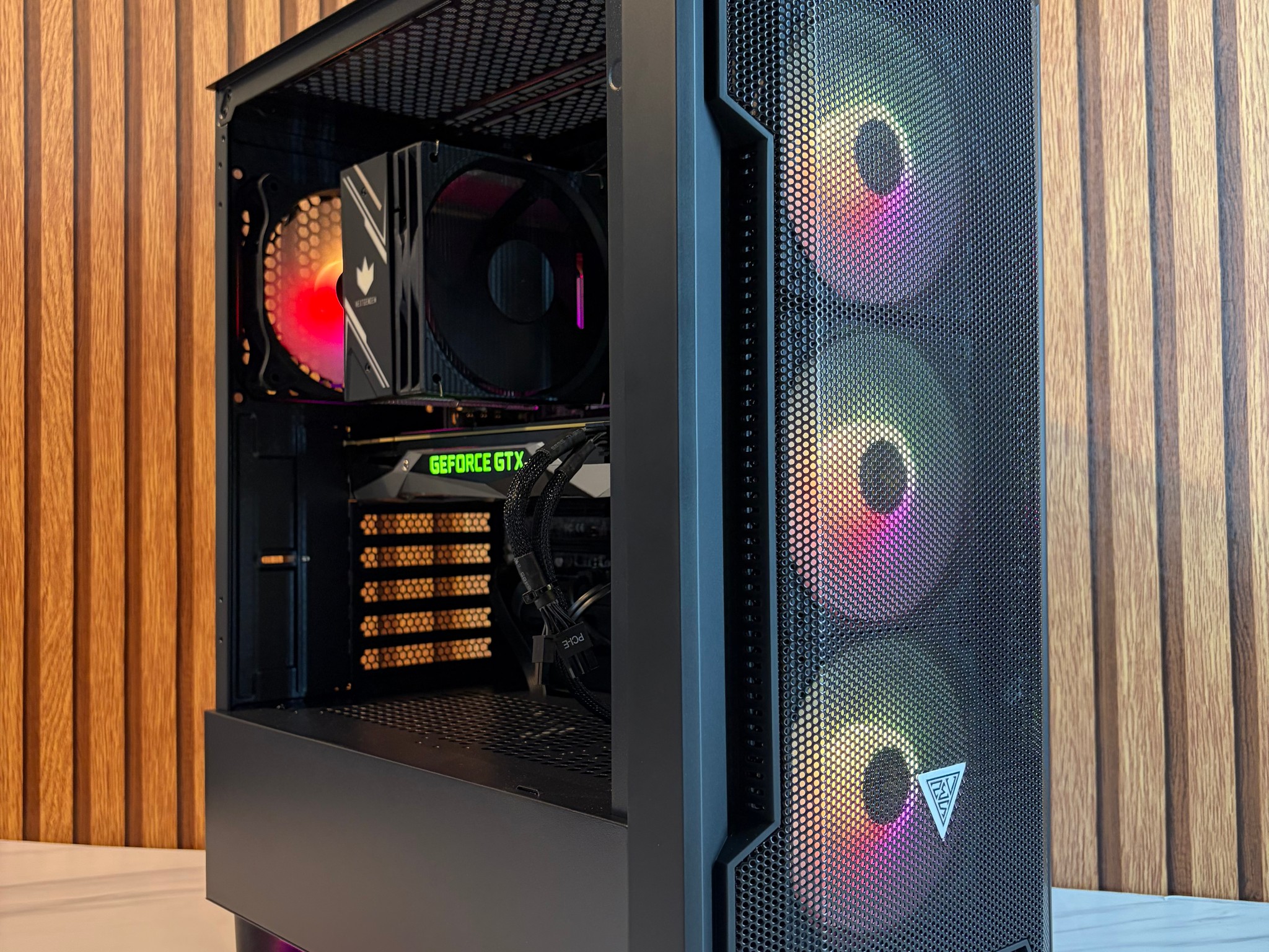 GTX 1080 | I5 7400 | 16GB DDR4 | 500GB SSD