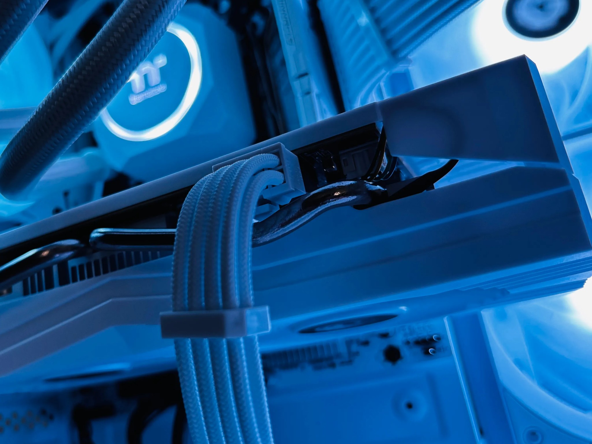 💧⚪ALL WHITE LIQUID COOLED PC⚪💧 - RX 580 8GB + 10 CORE INTEL + 32GB RAM🔥