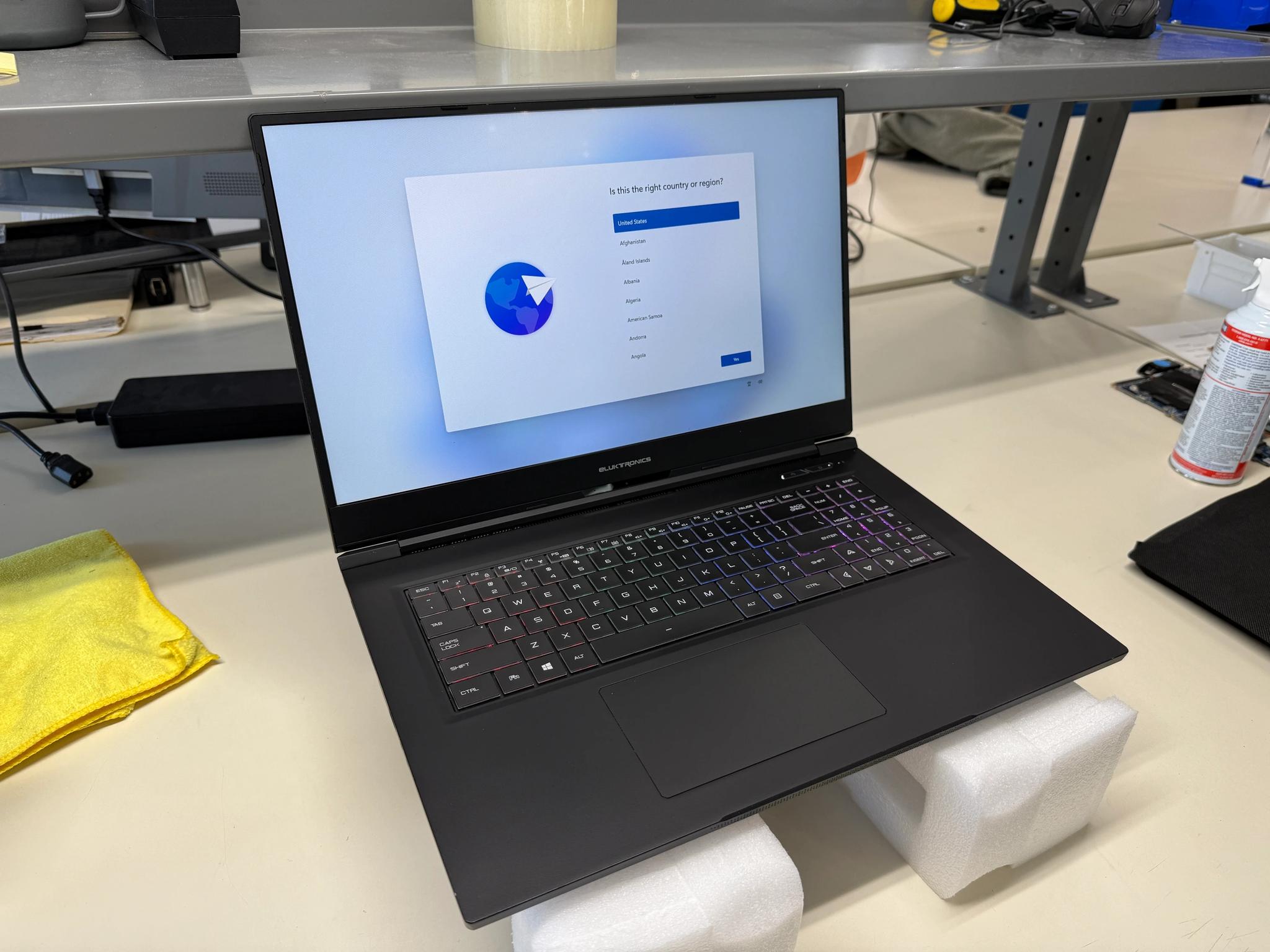 Eluktronics Max-17, i7-9750H, RTX 2060, 16GB RAM, 1TB SSD, 144HZ
