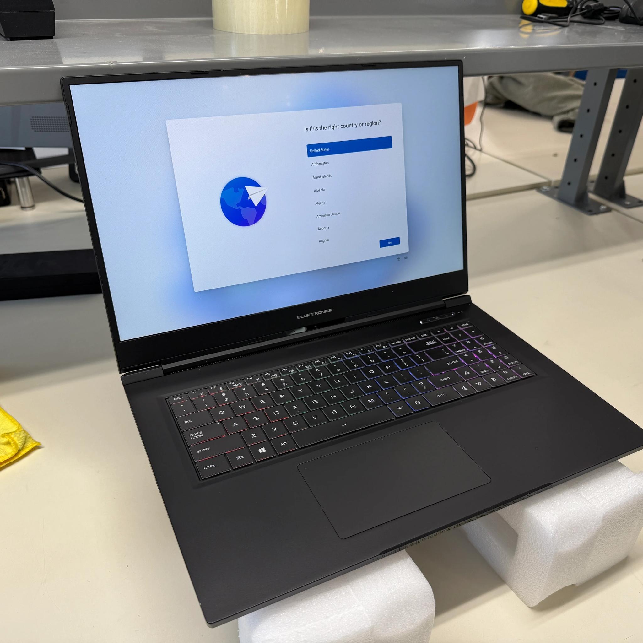 Eluktronics Max-17, i7-9750H, RTX 2060, 16GB RAM, 1TB SSD, 144HZ