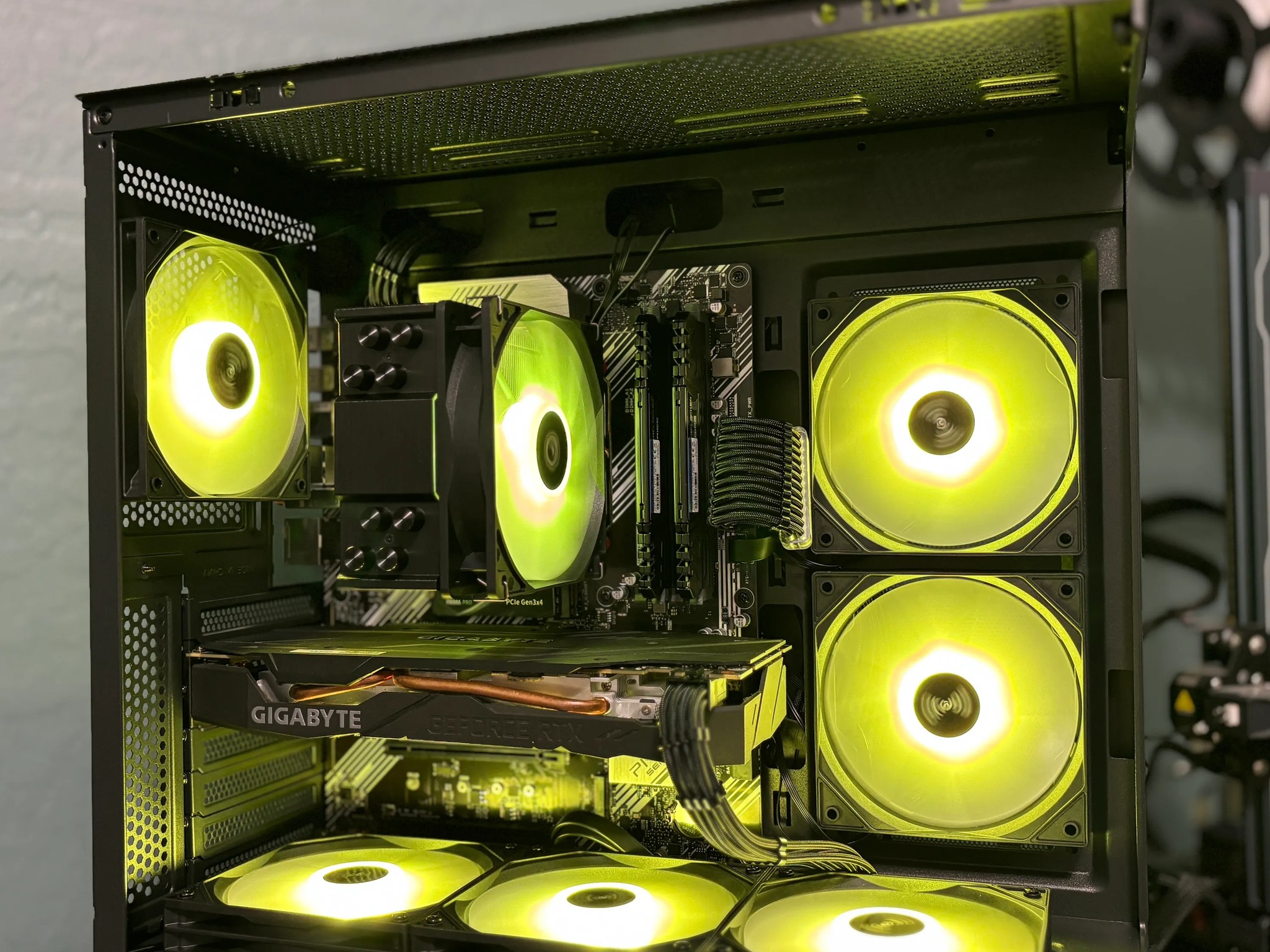 Fish Tank RTX Gaming PC